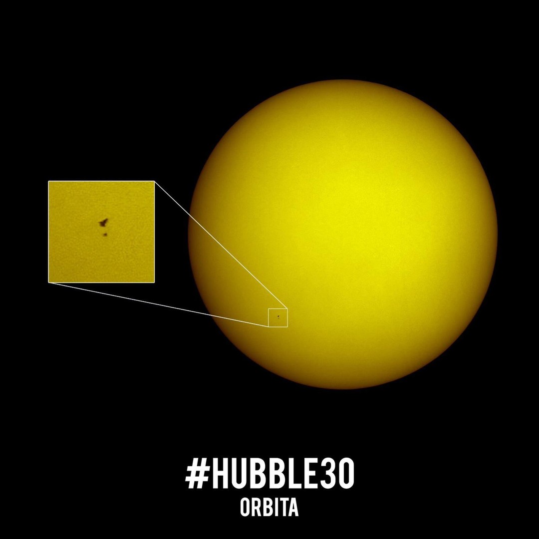 It's SUNday; #hubble30
Al cospetto del Sole.
In questa unica e spettacolare fotografia possiamo osservare lo Shuttle Atlantis e il telescopio spaziale Hubble stagliati contro l'abbagliante disco della nostra stella madre, il Sole. Questo momento, immortalato da un telescopio terrestre durante una manutenzione programmata del telescopio, raffigura Hubble mentre sta per essere afferrato dal braccio robotico dell'Atlantis. Lo Shuttle e l'Hubble appaiono come piccoli granelli neri in basso a sinistra. Lo Shuttle, riconoscibile dalla sua tipica forma, è il più grande dei due.
A differenza del telescopio Hubble, che è ancora in #ORBITA per regalarci sempre nuove immagini del cosmo, lo Shuttle Atlantis giace ormai al John F. Kennedy Space Center in Florida.
Ingradite la foto per osservare i dettagli!
Image credits: Thierry Legault, @nasa ·
·
·
·
#space #astronomy #astrophotography #sun #esa #nasa #hubble30 #hubble30anniversary