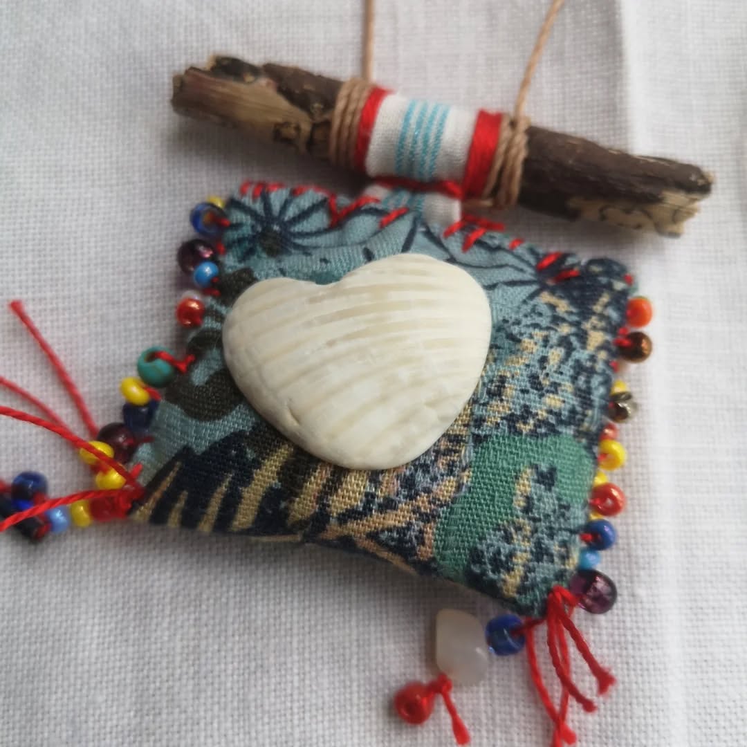 Porte bonheur pour amoureuse... de balade le nez au vent.
Bientôt la Saint Valentin... J'dis ça j'dis rien..
Une sélection de mes colliers talismans est chez @biivers (au milieu de pleins d'autres créations toutes aussi jolies les unes que les autres.
#upcycling #cadeauunique #saintvalentin #creationtextile #piecesuniques