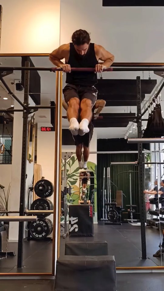 No momentum. Just strength.
Slow reps tell the truth.
#muscleup #calisthenics #calisthenicstraining #bodyweighttraining #strictmuscleup #nomomentum #upperbodystrength #strengthtraining #pullups