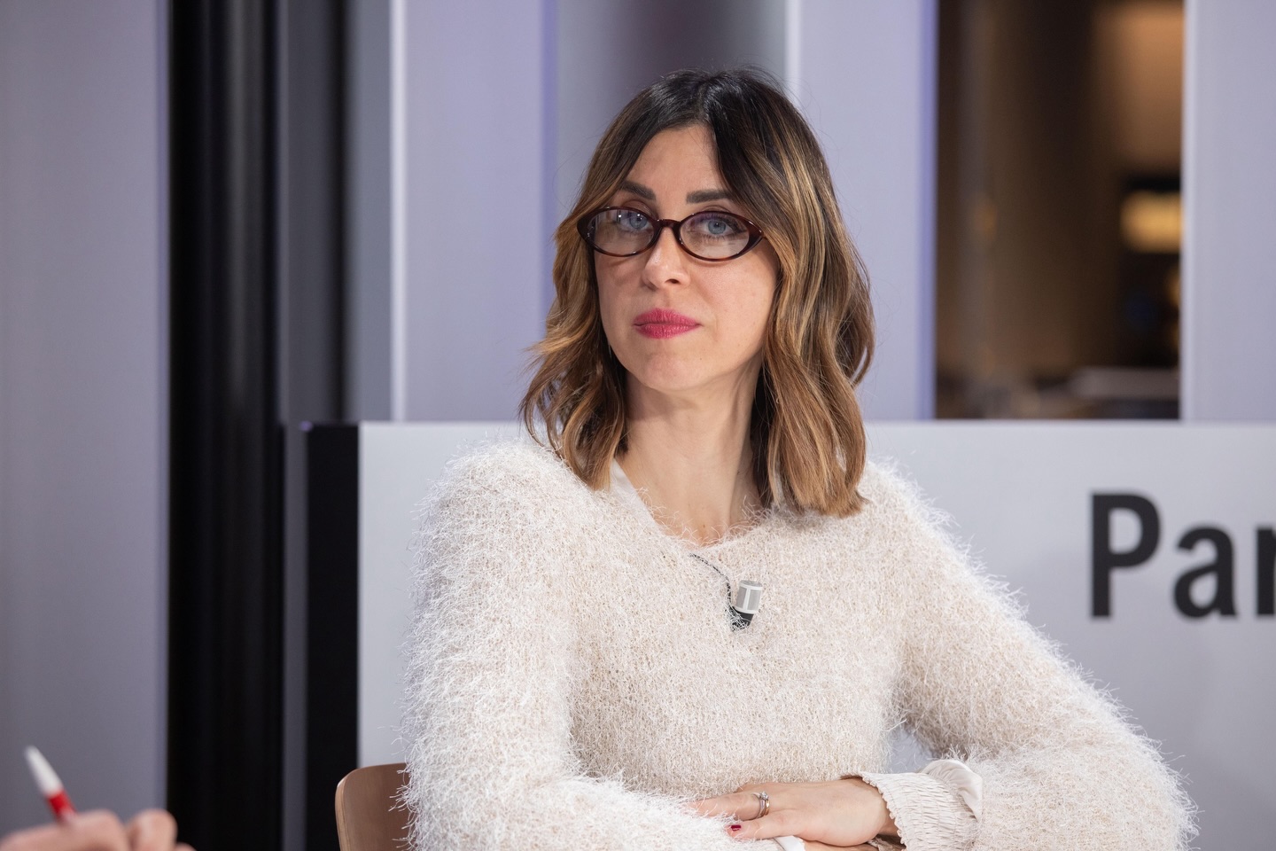 Questa mattina sono al lavoro sui negoziati per il nuovo Fondo europeo per la coesione. La situazione è delicata.
La Commissione Europea ha proposto una riforma radicale per il bilancio 2028-2034: creare un unico grande “piano nazionale” per ogni Stato, mettendo insieme fondi che oggi sono separati (come quelli per lo sviluppo delle regioni, l’agricoltura e il sociale).
Perché questo è un problema?
Perché si rischia di accentrare tutto il potere e i soldi nelle mani del Governo centrale, togliendo voce alle Regioni e ai Comuni. Questo metterebbe i territori l’uno contro l’altro per accaparrarsi le risorse, indebolendo le politiche sociali.
La coesione non può diventare un unico “calderone” senza garanzie.
Come relatrice ombra per il gruppo The Left in Commissione Sviluppo Regionale, mi batterò per impedirlo. Voglio un modello in cui le decisioni siano prese insieme ai territori, non calate dall’alto, e dove la coesione sociale rimanga il cuore dell’Europa.