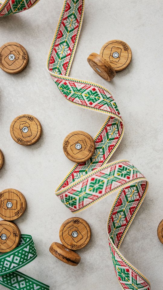 Švęskime laisvę kurti 🇱🇹
Atnaujintas ąžuolinis duonos tešlos peiliuko laikiklis - mažas, bet prasmingas įrankis Tavo kepiniui.
Tvirtas kaip ąžuolas, natūralus ir ilgaamžis, sukurtas su meile Lietuvai ir jos tradicijoms.
Vasario 16-osios proga - rinkimės tai, kas tikra 💛💚❤️
Ieškok rugsta.lt
#sourdough #artisanbread #vasario16 #lietuviskapreke #eshop