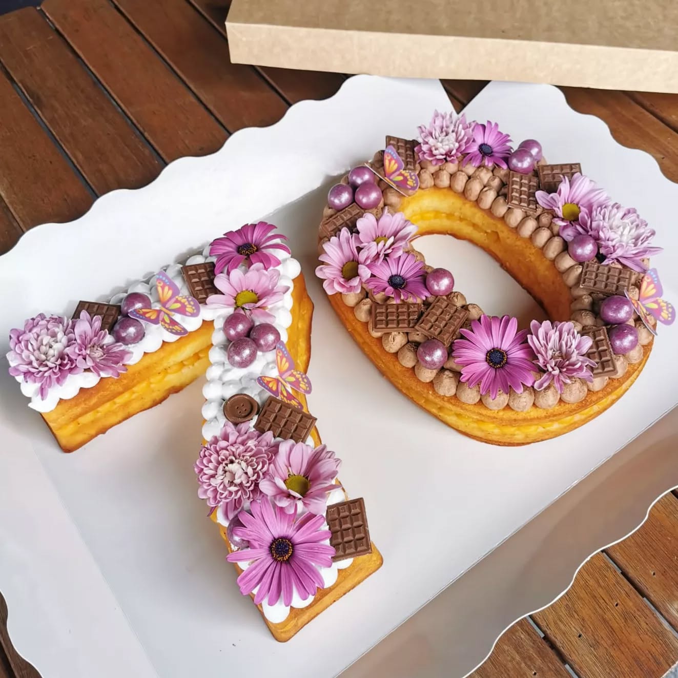 Pastel de cumpleaños número 70.
Bizcocho blanco bañado en almíbar relleno de yema y nata, y yema y trufa.
Decorado con flores naturales, chocolates y cereales.
Sólo por encargo via WhatsApp o mail.
#numbercake #pasteldenumeros #pastelcumpleaños #pastelpersonalizado #indicakesbcn #pastelessitges #pastelesporencargo #pastisdossantperederibes #pasteleriacreativa #birthdaycake #pastisseriasitges #pastelesbarcelona #pastissospersonalitzats #nofondant #numero #celebracion