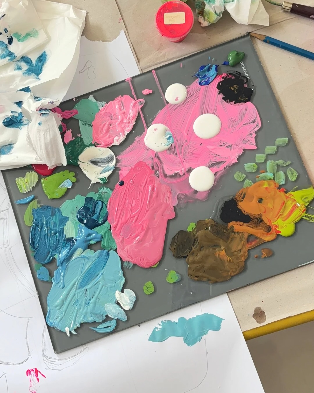 Daily dose of Artsybits studio life🧑🎨🎨👩🎨🖍️✨✏️
Messy palette? Yes.
Color everywhere? Definitely.
Big ideas? Always.
Di antara material yang berserakan dan tangan yang sibuk serta berwarna, ada eksplorasi, dan keberanian mencoba. Karena kreativitas memang tidak pernah rapi tapi selalu bermakna 🎨✨
#artsybits #lesgambaranak #lesgambarbintaro #bintaro #visualdiary