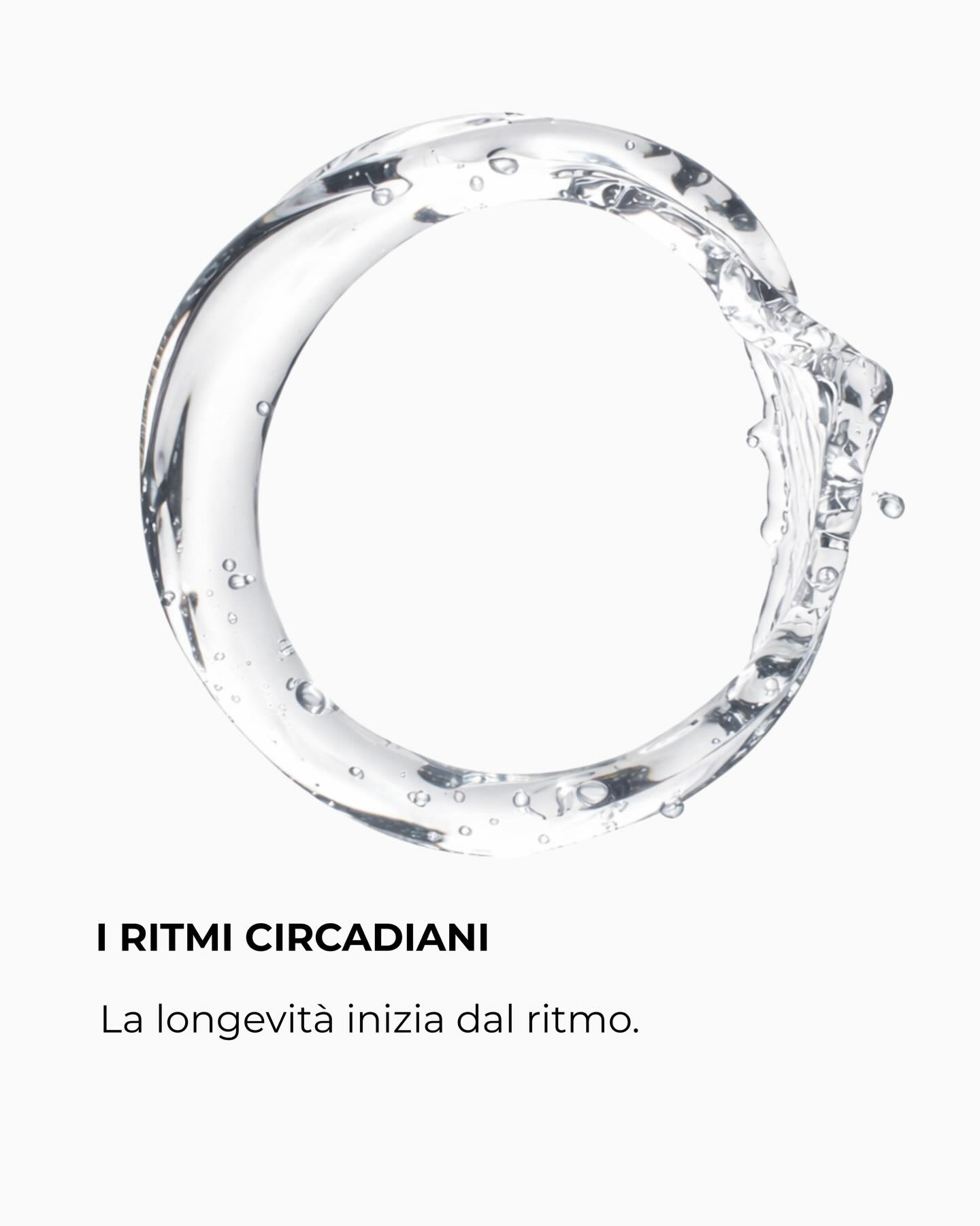La tua pelle non segue l’orologio.
Segue il tuo ritmo biologico. ⏳✨
Di notte il corpo attiva i suoi meccanismi di riparazione:
🧬 aumenta la rigenerazione cellulare
🌙 si stimola la produzione di collagene
💧 la pelle diventa più recettiva ai trattamenti
Ma tutto questo funziona solo se rispetti i tuoi ritmi circadiani.
È da qui che nasce la filosofia Lumière:
non solo skincare, ma un rituale che accompagna il corpo nel suo momento più potente — la notte.
Perché la vera anti-age non è coprire il tempo.
È lavorare in armonia con lui. ✨
#lumiereinnovativebeautycare#RitmiCircadiani #Longevità