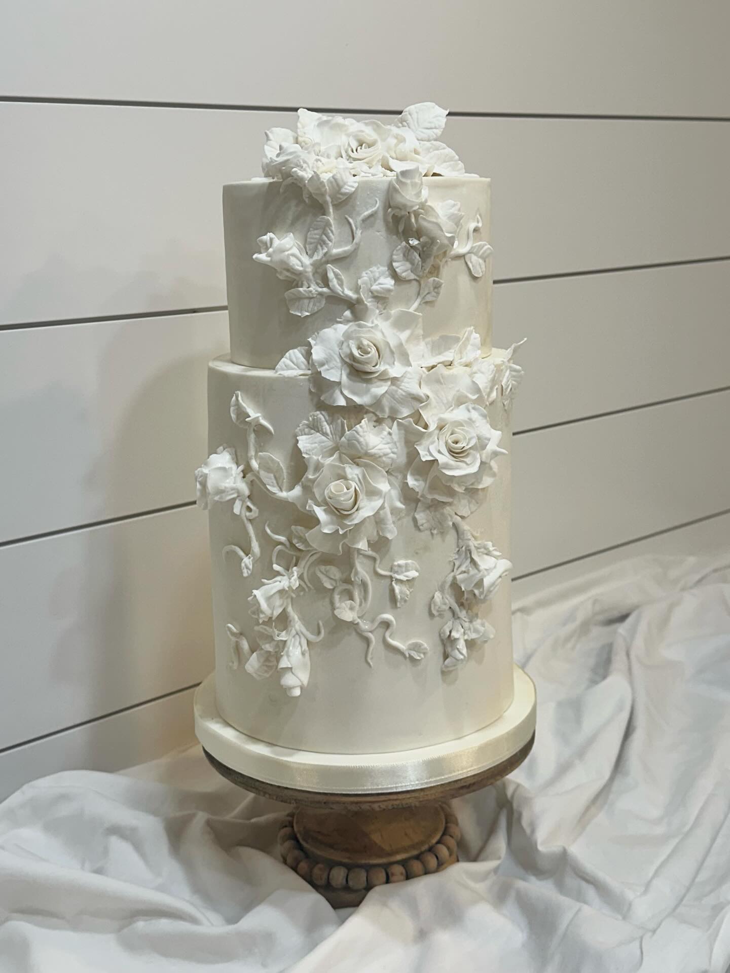 Feeling all the romantic vibes with this white on white climbing rose textured cake.
#elegantweddingcakes #utahweddingcakes #utahsugarartist