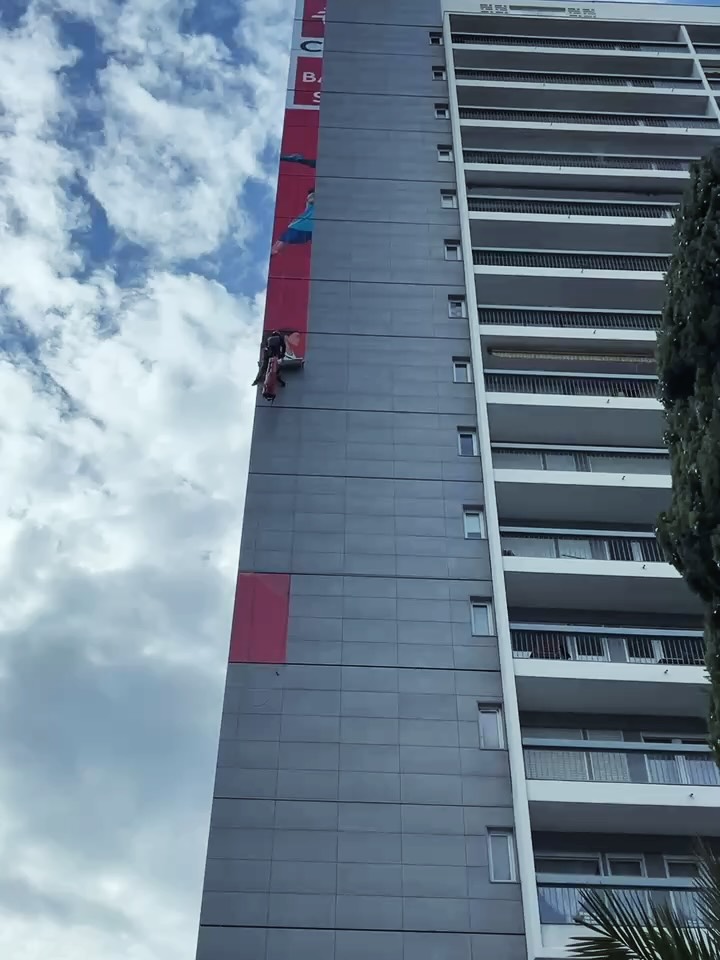 Transformer un immeuble en support publicitaire géant. C’est notre métier.
Nous avons réalisé pour la CEPAC – Caisse d’Épargne un habillage de façade spectaculaire de 45 mètres de hauteur, entièrement imprimé et posé en vinyle adhésif.
✔ Impression grand format haute définition
✔ Vinyle adhésif professionnel longue durée
✔ Pose sécurisée par cordistes spécialisés
✔ Visibilité maximale en environnement urbain
Résultat : une façade transformée en véritable levier de visibilité et de notoriété.
Ce type de dispositif permet de capter l’attention de milliers de personnes chaque jour et de valoriser puissamment une marque.
Vous avez un immeuble, une façade, ou un projet grand format ?
Nous vous accompagnons de la conception à la pose, partout en France.
Contactez-nous pour donner une nouvelle dimension à votre communication.
#affichagepublicitaire #covering #grandformat #communicationvisuelle #publicité enseigne facade vinyleadhesif branding signaletique cordistes impressiongrandformat marseille cepac caissedepargne