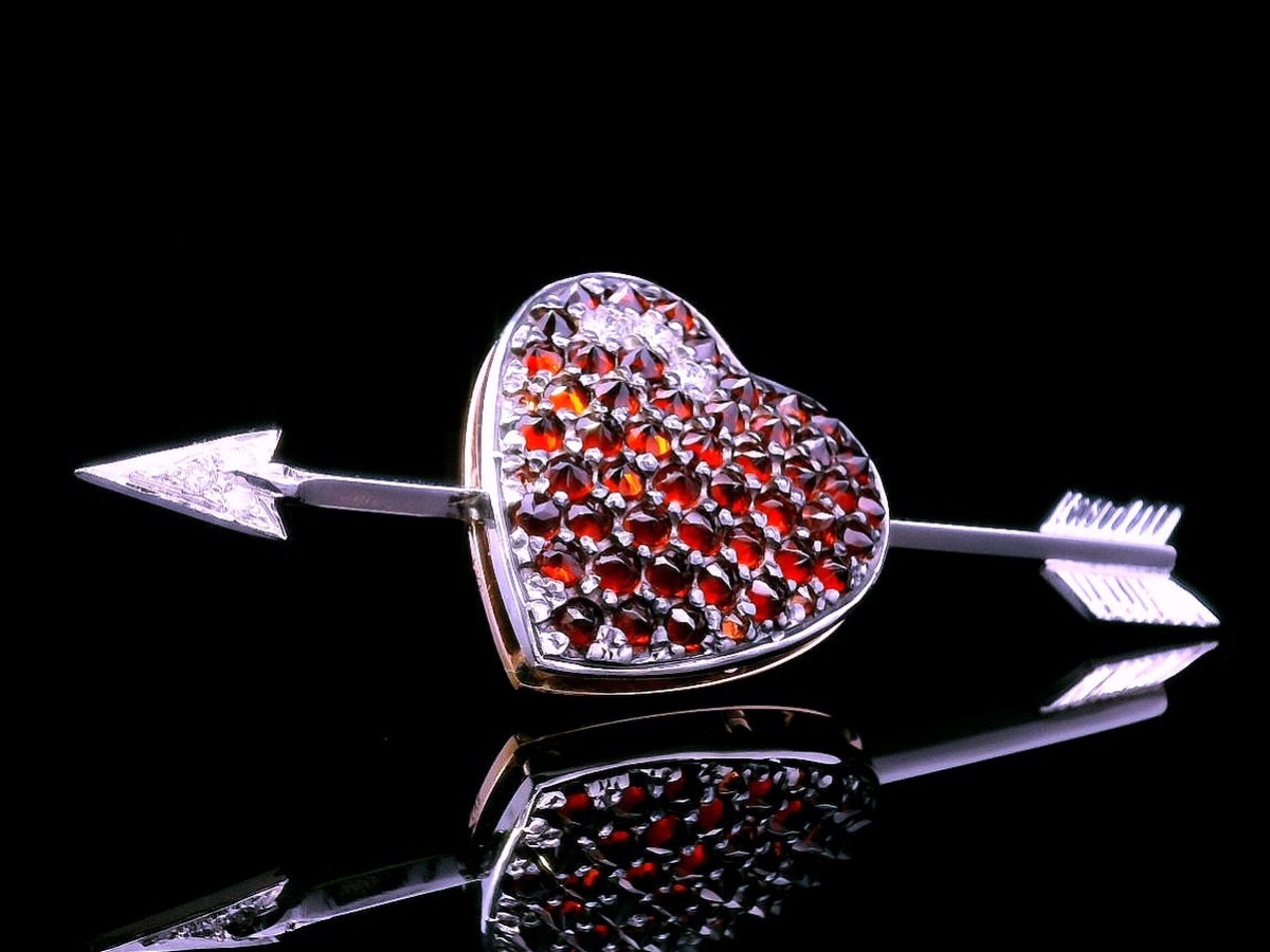 Bespoke jewellery exists beyond adornment.
It becomes a vessel for devotion, a symbol of attachment, a tangible memory of love meant to endure.
To give jewellery is to honour a moment, to preserve a feeling, to create a legacy that lingers long after the present fades.
With Valentine’s Day approaching, the romance and emotional resonance of jewellery rests beautifully on our minds.
#AdelaideLuxury #AdelaideJewellery #HighJewellery #BespokeJewellery #MartinRogersJewellers