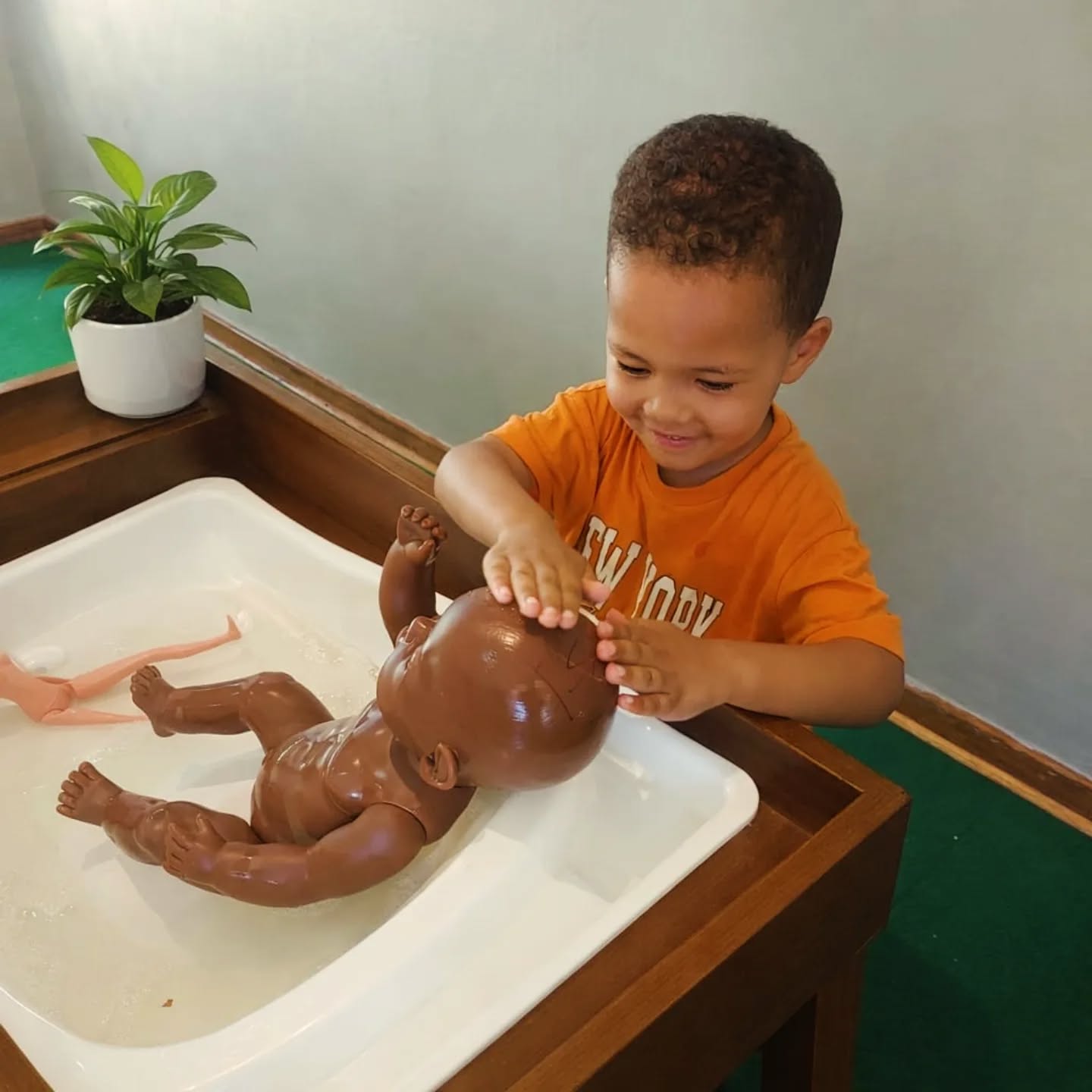Tiny hands, big hearts 🤍
Today our little ones stepped into the role of caregivers - rocking babies to sleep, wrapping them up gently, and offering comfort with the utmost seriousness. Through play, they are exploring empathy, responsibility, and what it means to care for another.
This is not “just dolls.”
This is social learning, emotional development, and the beginnings of compassion, all woven into play, just as it should be 🌱
Rooted in love.
#TheLittleAshfordWay #CuriosityAtPlay #OurLittleVillage