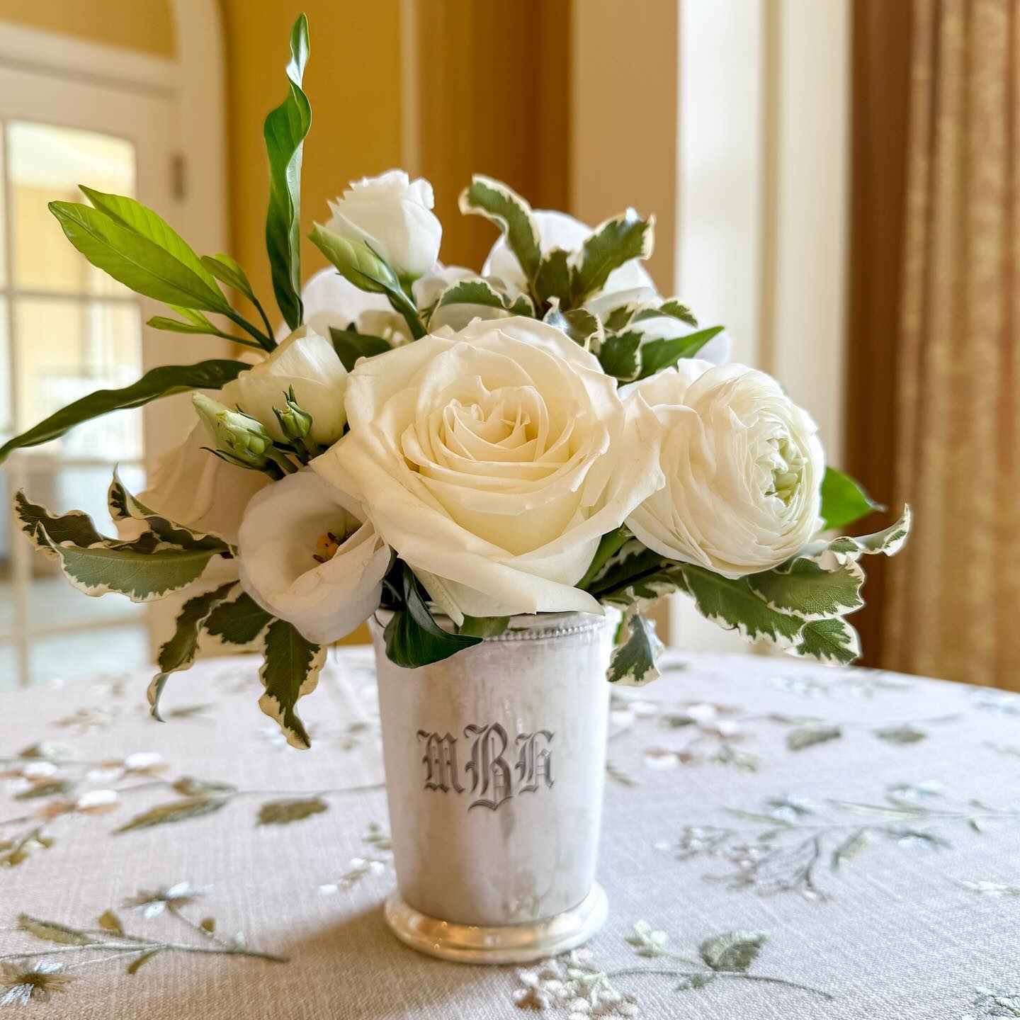 The floral-on-floral trend is having a moment, and high top tables deserve to be in on it! Our JARDIN GRIS floral linen paired with fresh blooms is perfect for this layered look...equal parts romantic and impossibly chic.
#FloralTrends #EventDesign #WeddingLinens #EventLinens #LinkInBio