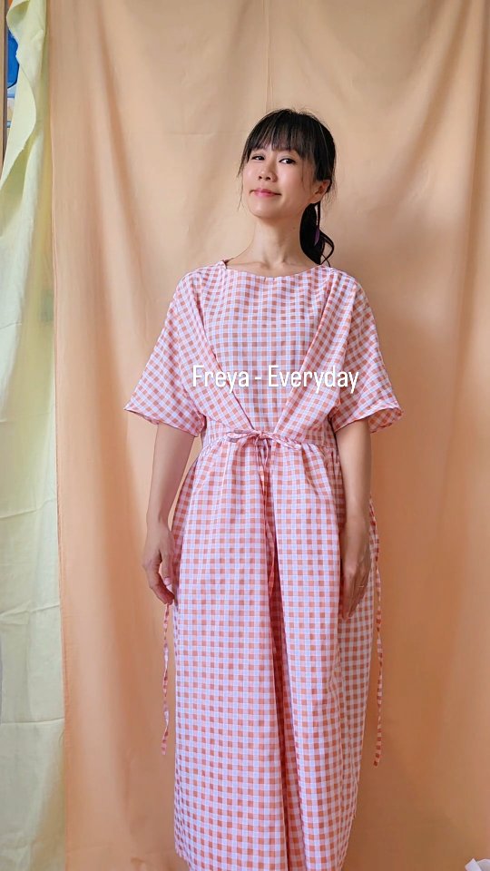 Freya in a classic gingham. I love how easy she is to throw on and how I can change my look with simple ties.
100% cotton. 100% made in SG.
#slowfashion #madeinsingapore #MakennaStudio