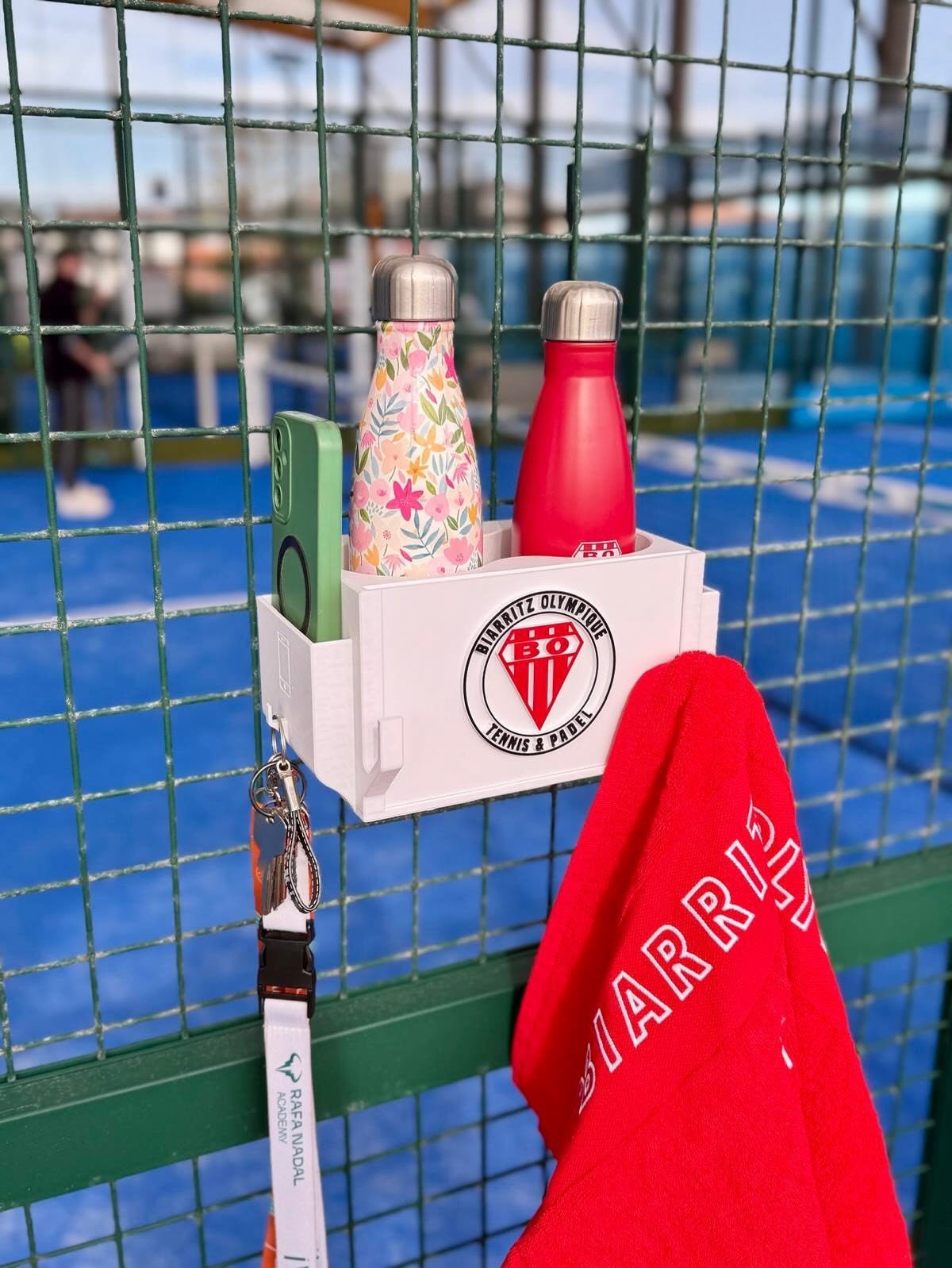 🚨 NOUVEAUTÉ AU CLUB 🚨
On est heureux de vous présenter la Padel Box ✨
Un espace dédié directement sur le terrain pour déposer :
💧 votre gourde
🧴 votre serviette
📱 votre téléphone
🔑 votre porte-clés
Finies les affaires qui traînent au sol.
Fini le désordre pendant les matchs.
Un terrain plus propre, plus organisé… et une meilleure expérience de jeu pour tous.
À découvrir dès maintenant sur nos pistes !
Alors, vous validez ? 👌🏽
#padelbox #padel #rangementpadel
@lapadelbox