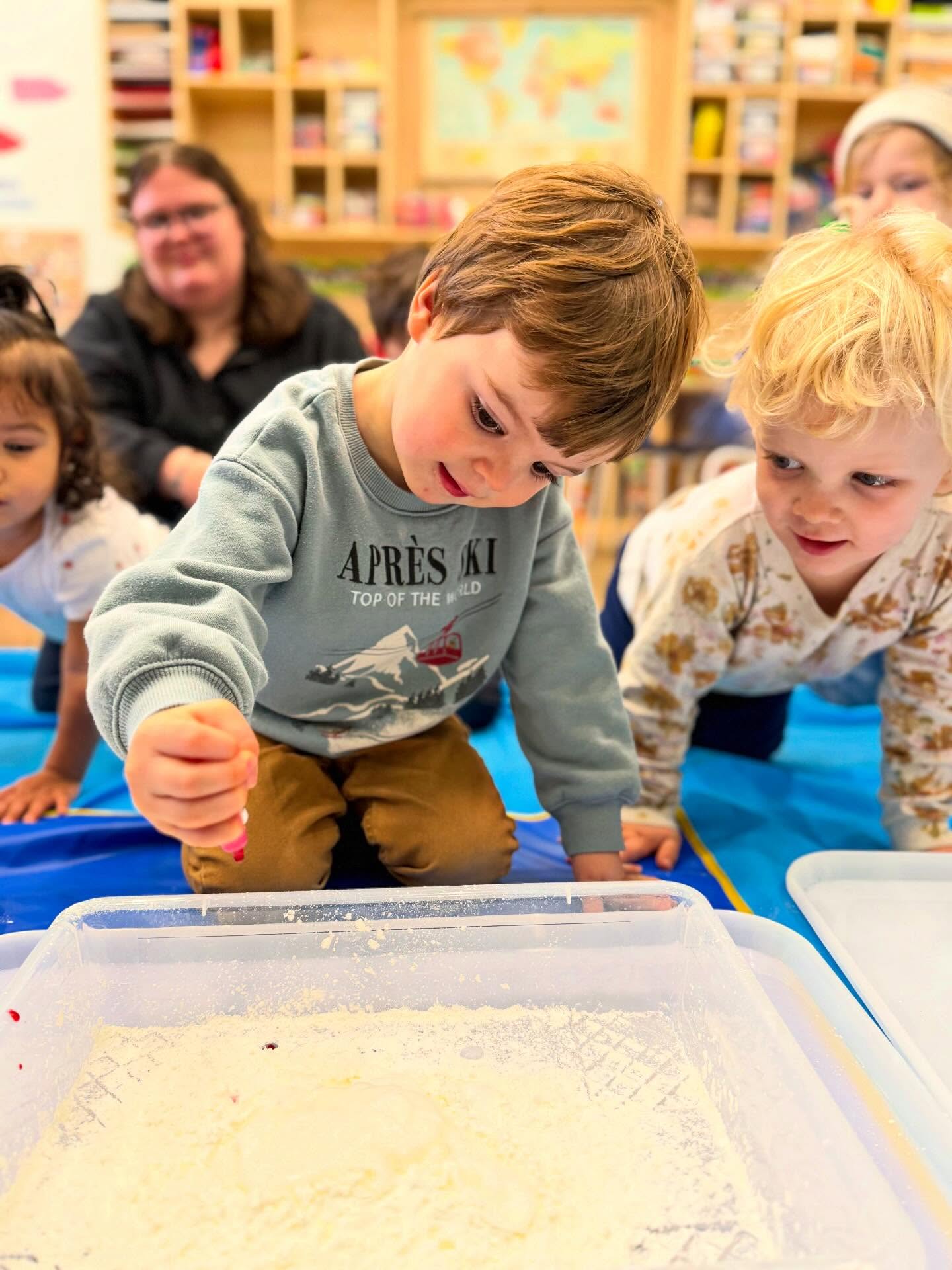 ✨ Hands-on Tuesday! It’s time for some Masa de Nubes magic! ☁️✨
Get ready for a super soft, sensory experience that’s all about that suave touch. This fluffy cloud dough invites you to squeeze, explore, and play sin prisa (without any rush)! 🧘♂️💖
It’s the perfect way to work on motricidad fina (fine motor skills) and sensory regulation while enjoying a total moment of calma. 🌈
Want to make it at home? Here is what you need:
🌽 Maicena (Cornstarch)
🧴 Acondicionador (Conditioner)
🎨 Colorante alimentario (Pink food coloring)
Mix it up, feel the fluff, and let the juego begin! 🙌✨
#SensoryPlay #MasaDeNubes #FineMotorSkills #AprendizajeSensorial #CloudDough ActividadesParaNiños