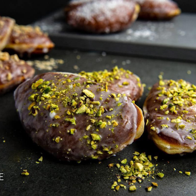 ‼️ TŁUSTY CZWARTEK coraz bliżej! U nas przygotowania idą pełną parą. To już kolejny raz, kiedy przygotujemy dla Was PĄCZKI RZEMIEŚLNICZE w 3 smakach PREMIUM:
- PISTACJA❗️(biała czekolada z pistacją)
- BUENO (czekolada mleczna z orzechem laskowym)
- RAFFAELLO🥥(biała czekolada z kokosem i orzechem laskowym).
Który będzie Waszym ulubionym? 🤔🤔
Zapraszamy do naszych cukierni! 😊🍩
#reda #rumia #puck #jastarnia #władysławowo