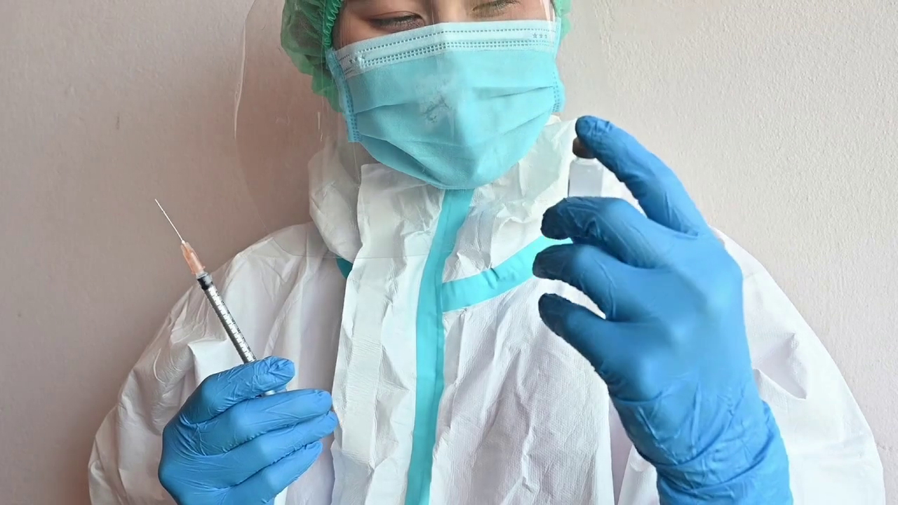 A GRIPE NÃO AVISA. ELA CHEGA! VOCÊ ESTÁ PROTEGIDO?
A Influenza não é um simples resfriado. É uma infecção viral aguda que pode causar complicações respiratórias graves, internações e até óbito — especialmente em crianças pequenas, idosos, gestantes e pessoas com doenças crônicas.
A boa notícia? A prevenção existe, é simples, segura e eficaz.
A vacina contra o vírus "Influenza"é recomendada para todas as pessoas a partir dos 6 meses de idade. Ela reduz significativamente:
✔ O risco de hospitalização
✔ Complicações pulmonares
✔ Descompensações cardíacas
✔ Exacerbações de asma e DPOC
✔ Óbitos relacionados à gripe
A cada ano, o vírus sofre mutações. Por isso, a vacinação precisa ser atualizada anualmente para garantir proteção contra as cepas mais recentes em circulação.
Na CLIESP Vacinas, você encontra:
🔹 Vacinas atualizadas conforme recomendação internacional
🔹 Atendimento médico especializado
🔹 Avaliação individualizada (medicina baseada em evidências)
🔹 Segurança e orientação adequada para cada faixa etária
Dos 6 meses em diante, a hora de se proteger é agora.
📍 Proteja sua família.
📍 Proteja quem você ama.
Aplique a "INFLUENZA TETRA" na #cliespvacinas – Prevenção sob responsabilidade, ciência e cuidado do Dr. #la_fragetti e #mcfragetti, administracao da enfermeira especializada em imunizacao #brunaassis
Agende sua vacinação e não deixe a gripe decidir por você.😊