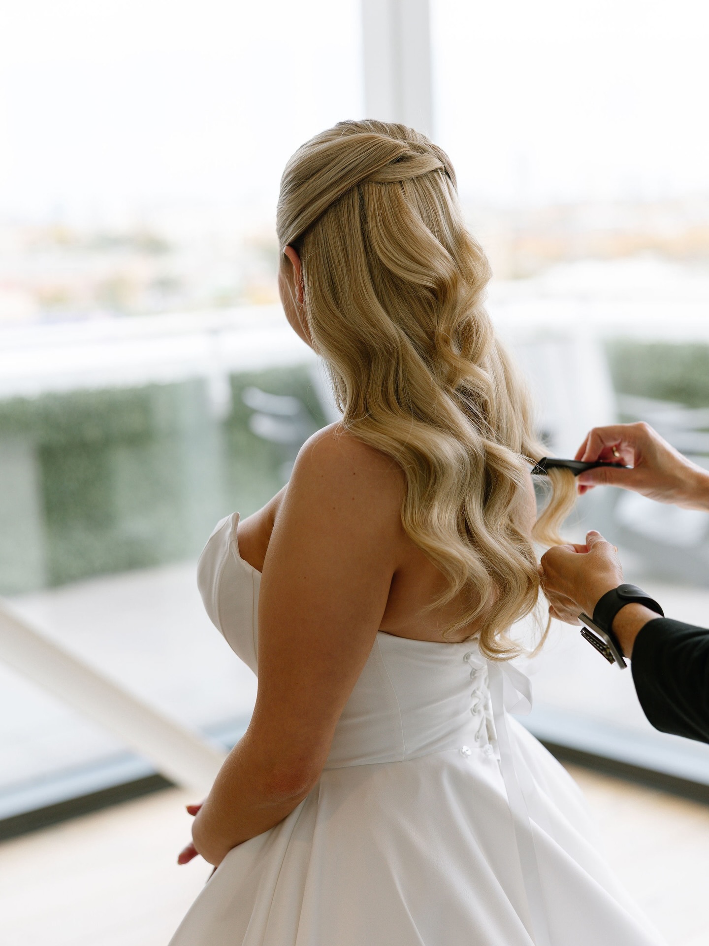Unpopular opinion:
If your wedding morning feels rushed, chaotic, or loud — it’s not “part of the magic.” It’s a failure in planning.
Luxury isn’t lashes or lip gloss.
Luxury is silence between moments.
A timeline that breathes.
A beauty team that protects your nervous system as much as your hair.
That’s the experience we provide — calm, clarity, confidence from the first brush stroke.
Chicago brides getting married in 2026:
The most peaceful mornings book well in advance.
Inquire now before your date disappears.
#ChicagoBrides #ChicagoWeddings #ChicagoWeddingHair #ChicagoMakeupArtist #LuxuryBride ChicagoWeddingVendors WeddingMorning BridalBeauty CalmBride BridesOfChicago
Photos by @juliastroudphotography