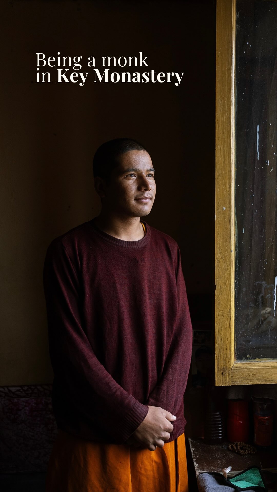 Depuis quinze ans, Sonam vit au Monastère de Key.
Accroché à flanc de colline, ce lieu millénaire domine la vallée de Spiti, tel un phare spirituel. Il abrite une centaine de moines comme Sonam, qui ont choisi la voie du Buddhisme,chemin d’éveil et de renoncements.
On a discuté avec lui comment il est arrivé au monastère, sa routine quotidienne, les difficultés rencontrées et ce qu’il retire de cet apprentissage continu.
#karai #karaiexpedition #karaiinindia #spitivalley #keymonastery #buddhismphilosophy #buddhismonk #youngmonk #documentary