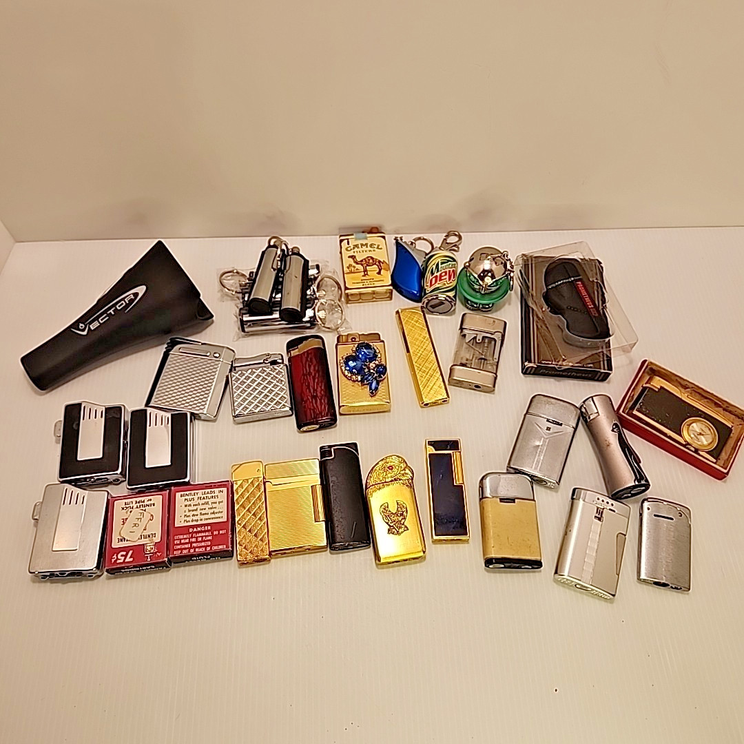 Auction ALERT on vintage butane lighter lot featuring iconic brands like Ronson, Dunhill, and Kreisler. Silver tones and classic charm await! Perfect for collectors and enthusiasts.🔥✨ #VintageFinds #ButaneLighter #Ronson #Collectibles #ClassicStyle #Dunhill #eBay #eBaySeller
https://ebay.us/m/OKENI1