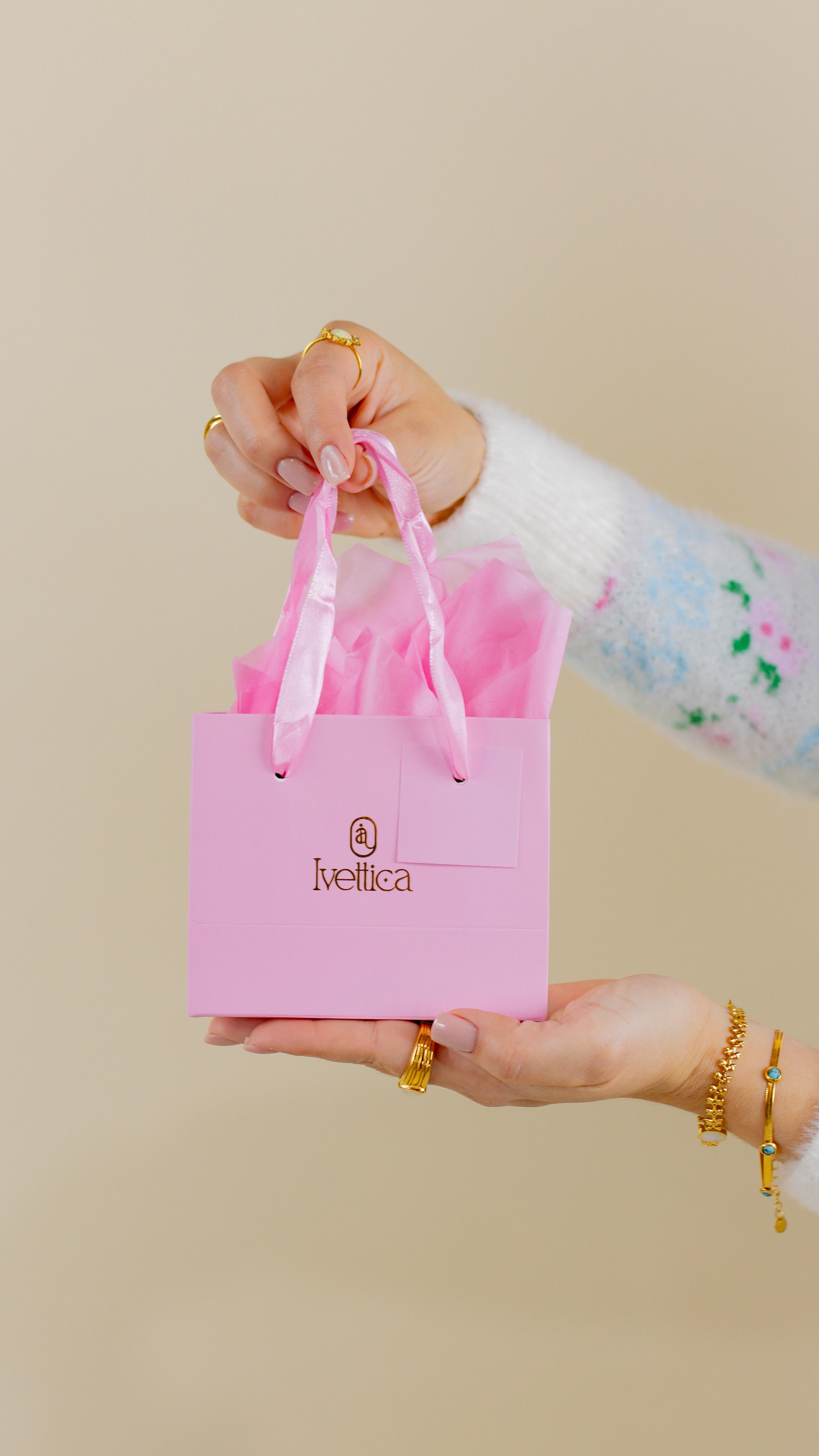 Cumpleaños que se recuerdan 🤍
Si no sabes que regalarle recuerda que puedes hacer de nuestras joyas un detalle memorable
Algo que represente y que llegue directo al corazón
Aquí te doy algunas ideas de pedidos anteriores para que me cuentes cuál te gustaría darle a esa persona
Cuéntame qué tienes en mente y te ayudo
#cumpleaños #regalodecumpleaños #joyasgrabadas #joyaspersonalizadas❤️ #regalajoyas