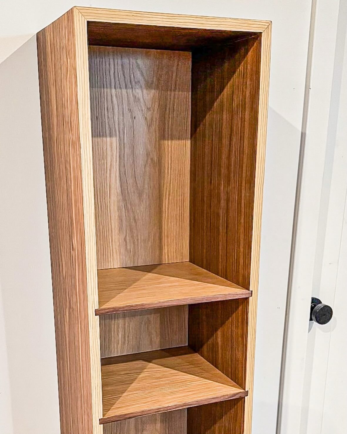 Ngl kinda miss the simplicity of all your stuff fitting into a cubby at school. Do, however, prefer the contrast pairing of black walnut//white oak over whatever that cubby at alpharetta elementary was made out of.
🐻🐻🐻🐻
#WhatsOnTheBench
#CustomFurniture
#Handcrafted
#WoodworkingLife
#FunctionalDesign