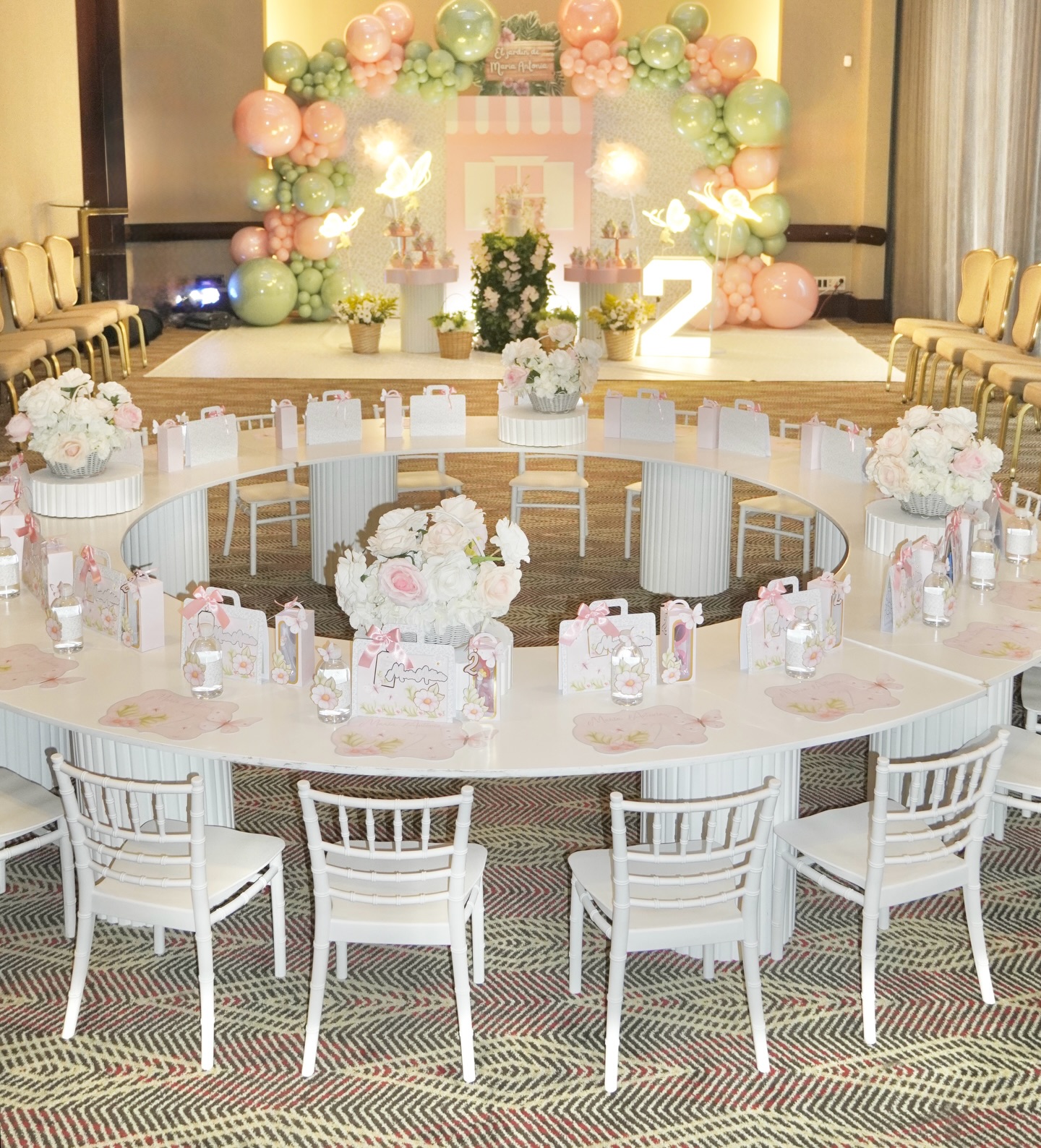 En Posh Alquileres cada detalle transforma el evento ✨
Nuestras mesas y sillas kids se adaptan a tu estilo: redondas, en S o en la forma que imagines.
Diseño modular, funcional y hermoso para celebraciones inolvidables 🤍