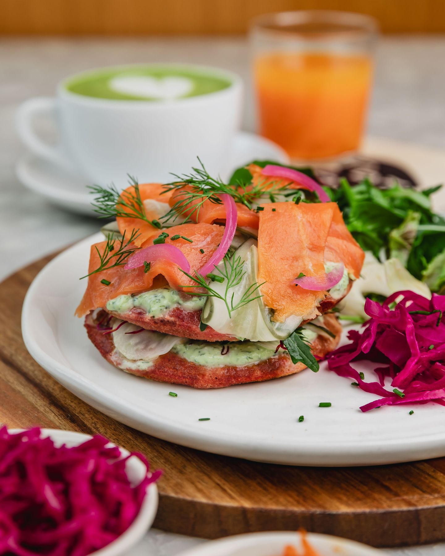 LOVE IS ON THE MENU 💕
Judy vous souhaite une très belle Saint-Valentin !
Pour l’occasion, nos smoky pink pancakes apportent une touche rose et gourmande à l’assiette. Un plat équilibré et coloré, avec de la truite fumée, un choix plus responsable que le saumon, et notre tzatziki de brebis maison, plus digeste et naturellement doux. 🥞
📸 @alicepages