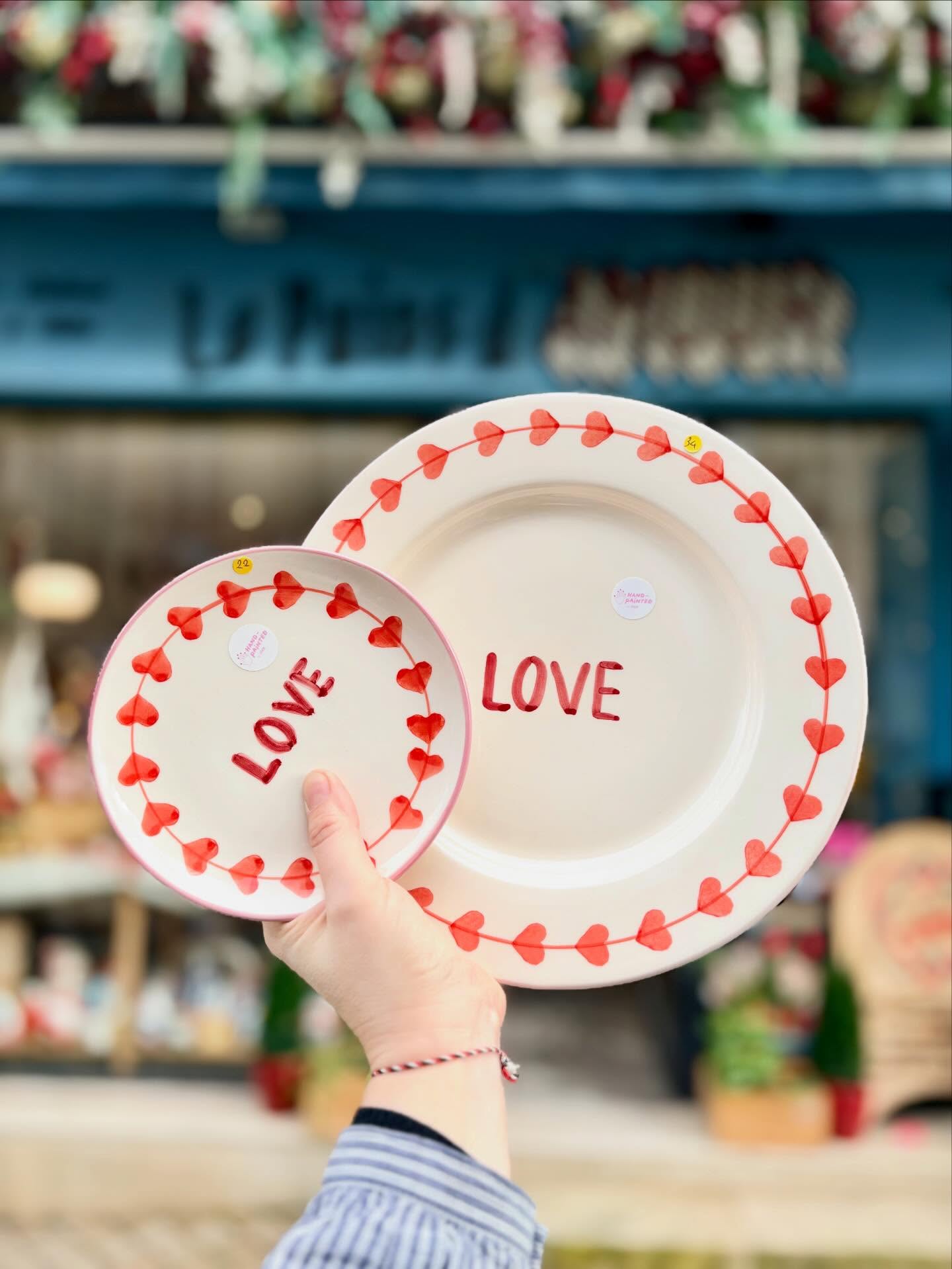 💕 Ça sent bon l’amour au Puits d’Amour 💕
Aujourd’hui jeudi, la boutique est ouverte de 15h à 19h 💌
Même si le vent souffle dehors 🌬️ ici c’est une tempête de jolis cadeaux, de petites attentions merveilleuses et de coups de cœur à offrir… ou à s’offrir 💝
Des idées tendres, drôles, délicates, un brin décalées.
Bref, tout ce qu’il faut pour faire battre les cœurs un peu plus fort ❤️
@le_puits_damour
113 rue Fondaudège – Bordeaux
Jeudi 15h–19h
Vendredi & samedi 11h–19h
Fermé lundi, mardi, mercredi jusqu’au 4 mars.
Le Puits d’Amour, toujours plus de love 💋