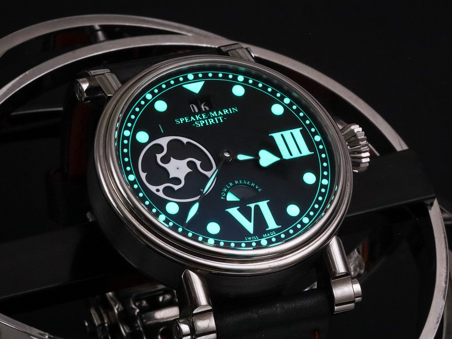 Wanted to share something a bit less conventional to celebrate the end of the week and #fridaynightlumebattle 💡
The Speake-Marin Spirit Wing Commander is unique in many senses. It features a large date aperture at 12 o’clock, a power reserve disk at 6 o’clock and a spinning disc seconds hand that is shaped like a topping tool.
But the best part? That ghostly green lume 🔦👻🛸
⌚️: @speakemarin Spirit Wing Commander (ref. PIC.20002.51)
#friday #watchfam #watchcollector #watchesofinstagram