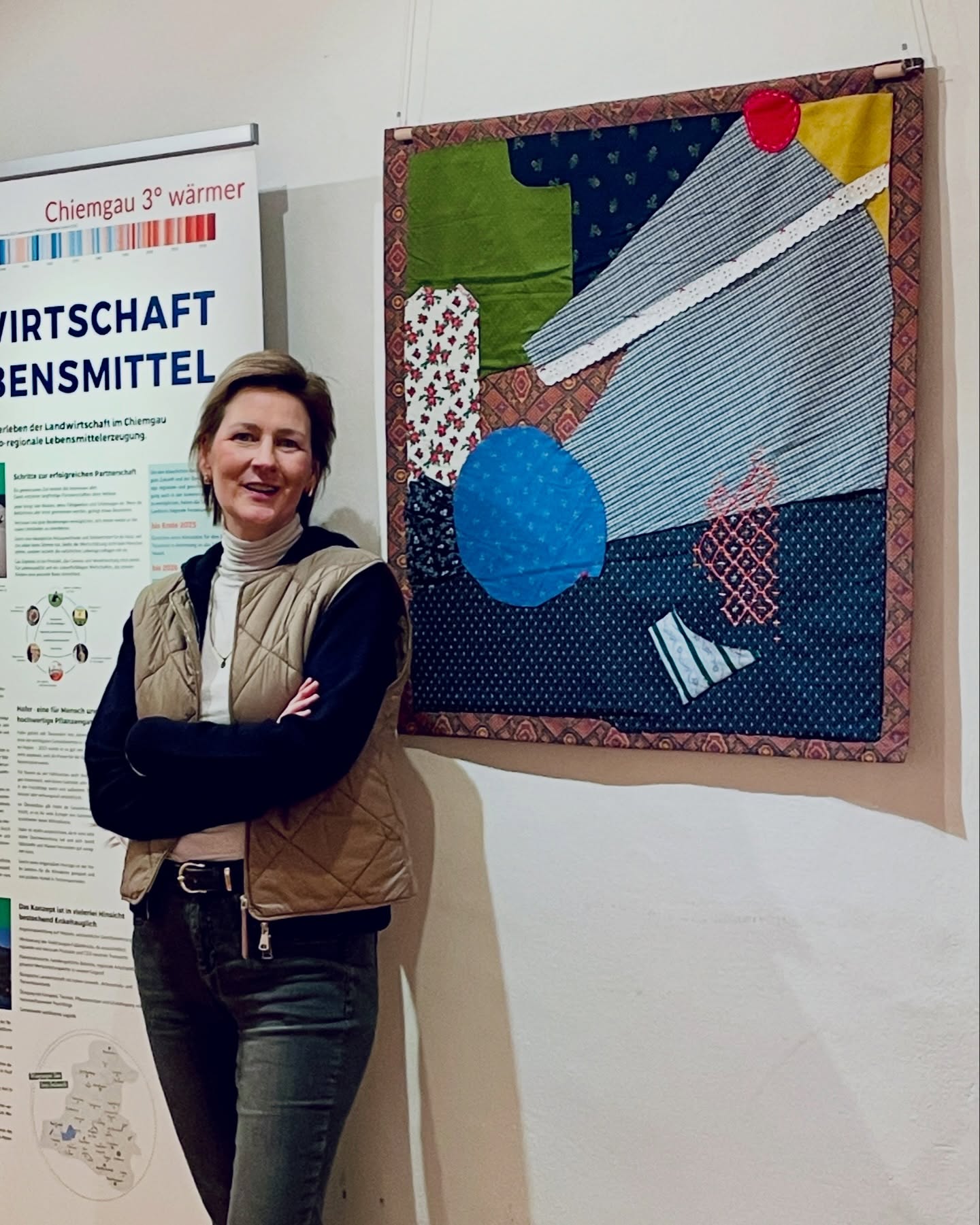 Taking part in the exhibition “Kunst For Future” organised by @kunstkreis_grassau_agenda_21 within the framework of “Chiemgau 3°C wärmer” by @agklimaschutzuebersee und @s4f_traunstein
My new work “Grassau stitched together” (87 × 87 cm) is made from remnants of traditional Bavarian fabrics.
Working on this piece brought back memories of managing the artist residency “Second Life” in Kaliningrad, dedicated entirely to upcycled art. Only now as an artist myself do I truly feel how pleasant it is to give new form and new meaning to things once destined for the trash.
The work reflects my experience of constant migration and a fragmented identity shaped by repeated new beginnings. Home is no longer a fixed place for me, but a fragile state — something temporarily stitched together from past experiences and the present moment. This time, from the here and now in Bavaria.
#textileart
#upcycledart
#sustainableart
#migrationandidentity
#chiemgau