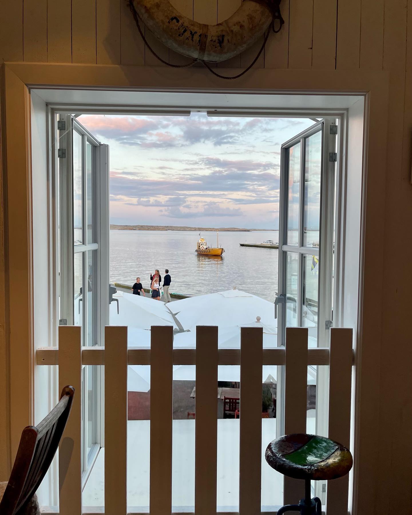 Än är inte sommaren över, njut av mysiga kvällar hos oss! 🥂🌅🍤 #smögen #roysdelikatesser