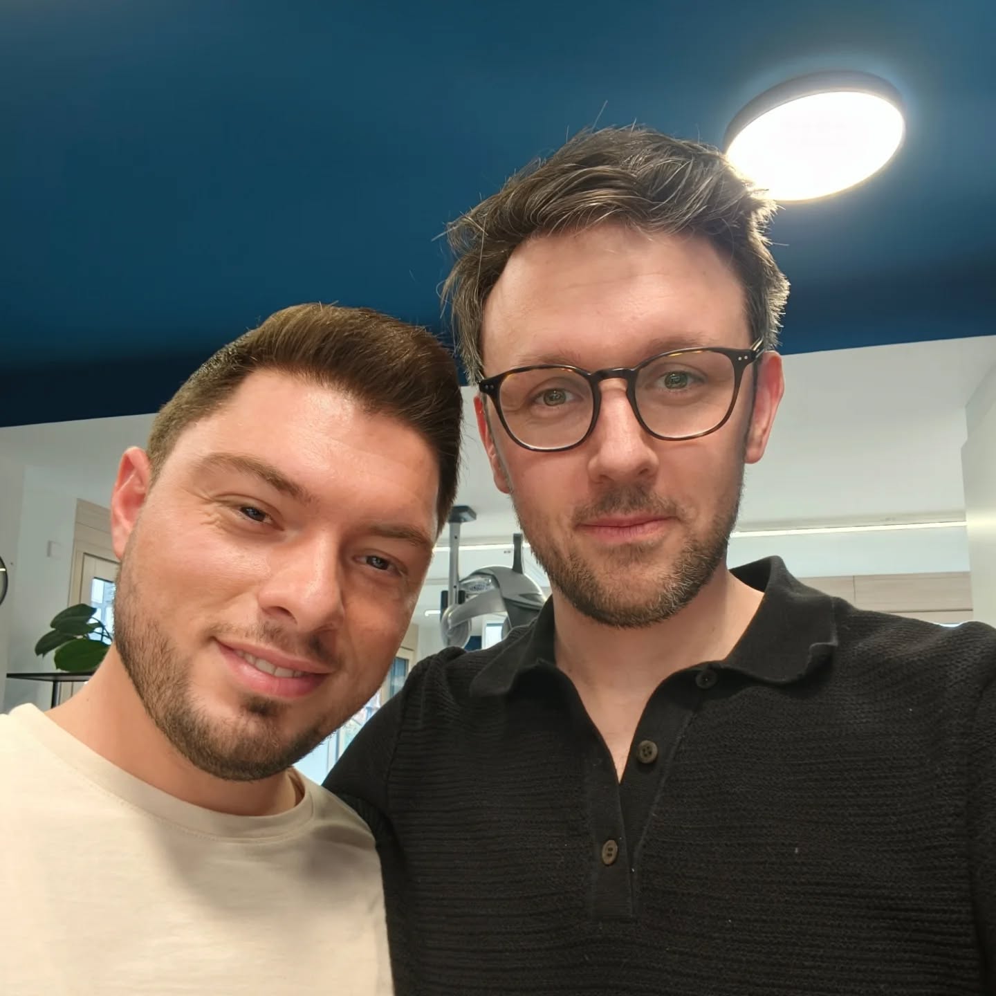 Großartige Neuigkeiten!
Seit letzter Woche verstärkt Fisnik unser Team. Mit seiner langjährigen Erfahrung im Herrenfach, die er in verschiedenen Ländern gesammelt hat, steht er ab sofort unseren männlichen Kunden zur Verfügung.
Im Rahmen einer zweijährigen Umschulung wird er von uns in allen weiteren relevanten Fähigkeiten umfassend geschult. 💯💥💈