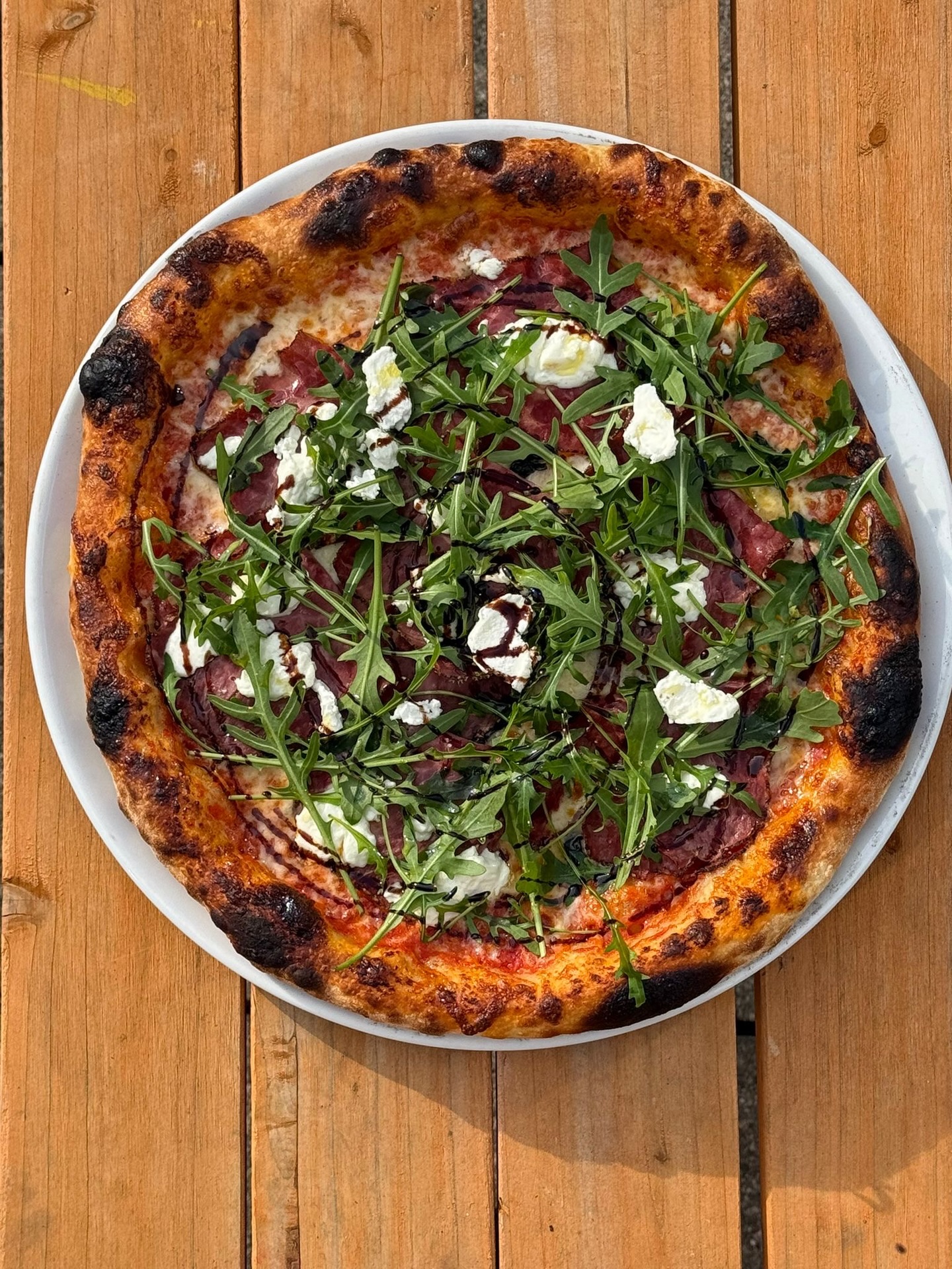 Napoli-Style Pizza mit Ziegenkäse & Räucherfleisch 🍕
Locker gebackener Teig mit extra luftigem Rand, herzhaftes Räucherfleisch, cremiger Ziegenkäse und frischer Rucola – veredelt mit einem feinen Balsamico-Finish. Handwerk, Aroma und Genuss in jeder Scheibe.
#napolipizza #pizzaliebe #ziegenkäse #räucherfleisch #handgemacht foodgenuss instafood