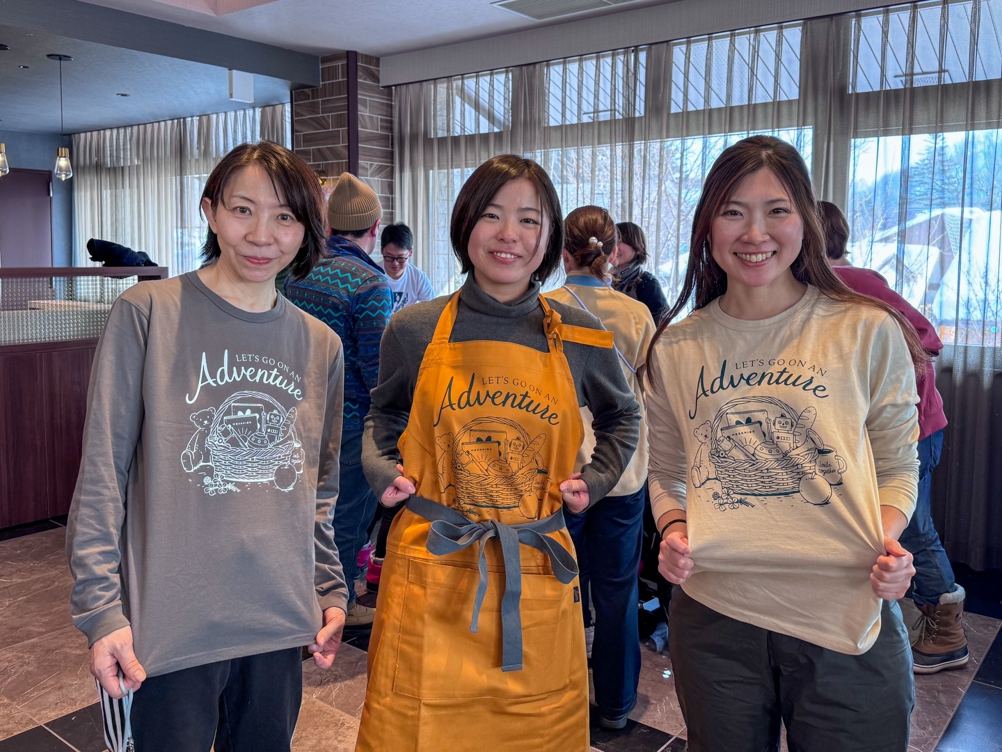 昨日のイベントで、
JAMMINコラボアイテムを着用しました🌿
スタッフみんなで、
想いを“身につけて”活動しています。
エプロンは1サイズ。
Tシャツは、
右の155cmの私がSサイズ、
左の160cmのメンバーがMサイズを着用しています☺️
しかも、
MADE IN JAPAN の
オーガニックコットン100%にこだわった
気持ちのよい素材感です☺️
2枚目の写真は、
思いを同じく活動する
スタッフとの集合写真📸
ストーリーズから、
活動紹介サイトに飛びます!
ぜひ一度、
私たちの活動とその思いを
読んでいただけたら嬉しいです✨🧸✨
@jammin_kyoto とこコラボ週間🧺
#北海道こどもホスピス
#こどもホスピス
#国際小児がんデー 2月15日😌