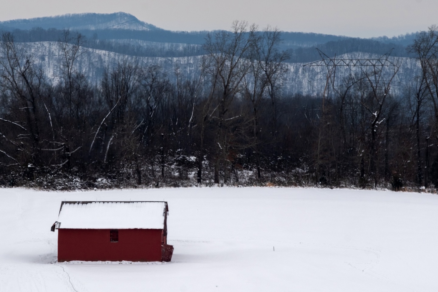 A red barn standing out along a wintery Tennessee landscape.
Camera: FujiFilm XT5
Lens: FujiFilm 50-140 f2.8
No filter
#fujifilmxt5 #fujifilmx_us #netn #winter #snow