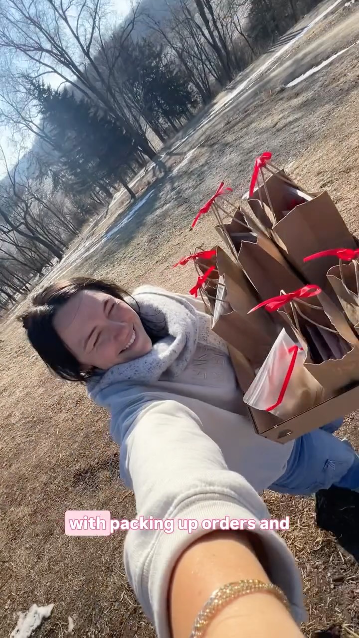 i had someone ask me this week when i actually bake because on stories it looks like i’m never working 😅
trust me when i say, your girl is busy • it just doesn’t always make it to instagram!
between presales, customs, classes, and collabs, there’s a lot happening behind the scenes over here 🤍
#customsugarcookies #smallbusinessowner #madisonwi #dyefree