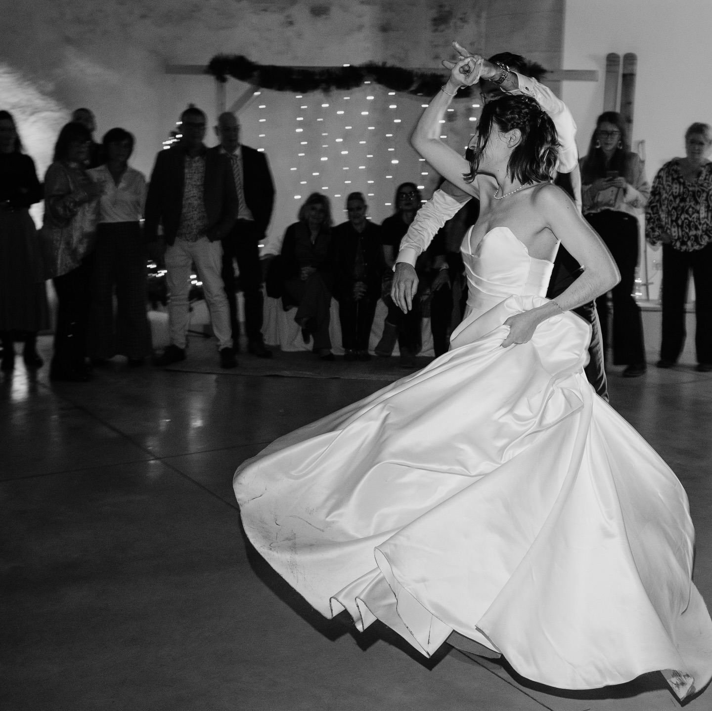 La dernière danse de l’année 2025 ❄️
Pour leur ouverture de bal de mariage, C & L rêvaient d’une atmosphère hivernale, élégante et pleine d’émotion.
Un mariage de Noël, une mélodie d’hiver,
deux regards qui se découvrent comme au premier jour.
Ils m’ont contactée à la dernière minute pour créer leur chorégraphie d’ouverture de bal.
Quelques jours pour imaginer, structurer, répéter.
Un défi relevé avec exigence et avec le cœur.
Et ils ont sublimé chaque pas avec une tendresse infinie.
Ils ont dansé sur All I Want For Christmas Is You — version Michael Bublé.
Une interprétation plus douce et raffinée, parfaite pour une première danse de mariage féerique.
Le voile en mise en scène pour révéler leur amour, et signer cette ouverture de bal avec élégance.
C & L 🤍
20.12.2025 💍
Leur témoignage 💜 :
“Une rencontre merveilleuse.”
“Une chorégraphie qui nous ressemble vraiment.”
“Nous avons dansé avec confiance et plaisir le jour J.”
Vous vous mariez en 2026 ou en 2027 dans l’Hérault ou en Occitanie ?
➡️ Réservations Ouverture de bal en DM ou sur www.synbaldanse.fr
Lieu : @domaine_de_la_grande_canague
Chorégraphie : @synbaldanse
Photographe : @amandinesix.photographe
Second 📸 : @mgxpetit
Robe : @stylfrance
Mise en beauté :
@audreymarres_maisondebeaute
Traiteur : @latelier_defranck
Fleurs : @maguyfleurs
DJ : @brunodelsordo
•
•
•
#ouverturedebal
#mariage
#weddingphotography
#weddingdance
#mariageoccitanie