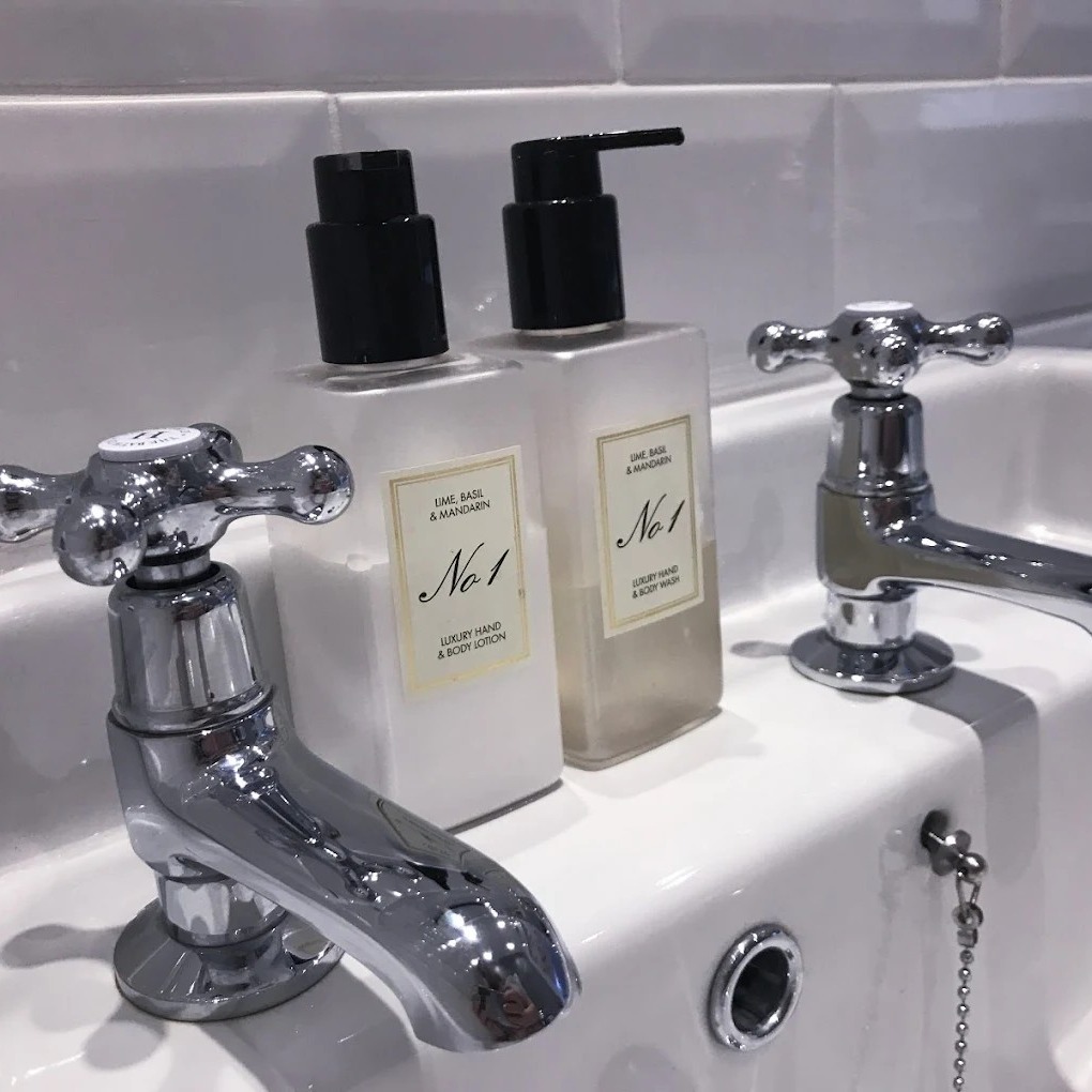 Housekeeping is like being caught in a revolving door. Who else can relate the HELL out of this quote? It genuinely makes me smile from ear to ear when I think of the relief my clients feel when they come home to all those niggling lists checked off without lifting a finger. Life is so short and sometimes we can get so bogged down with the 'have to dos' rather than the 'want to dos'. Let me take that away. My waiting list is open! 🧽✨