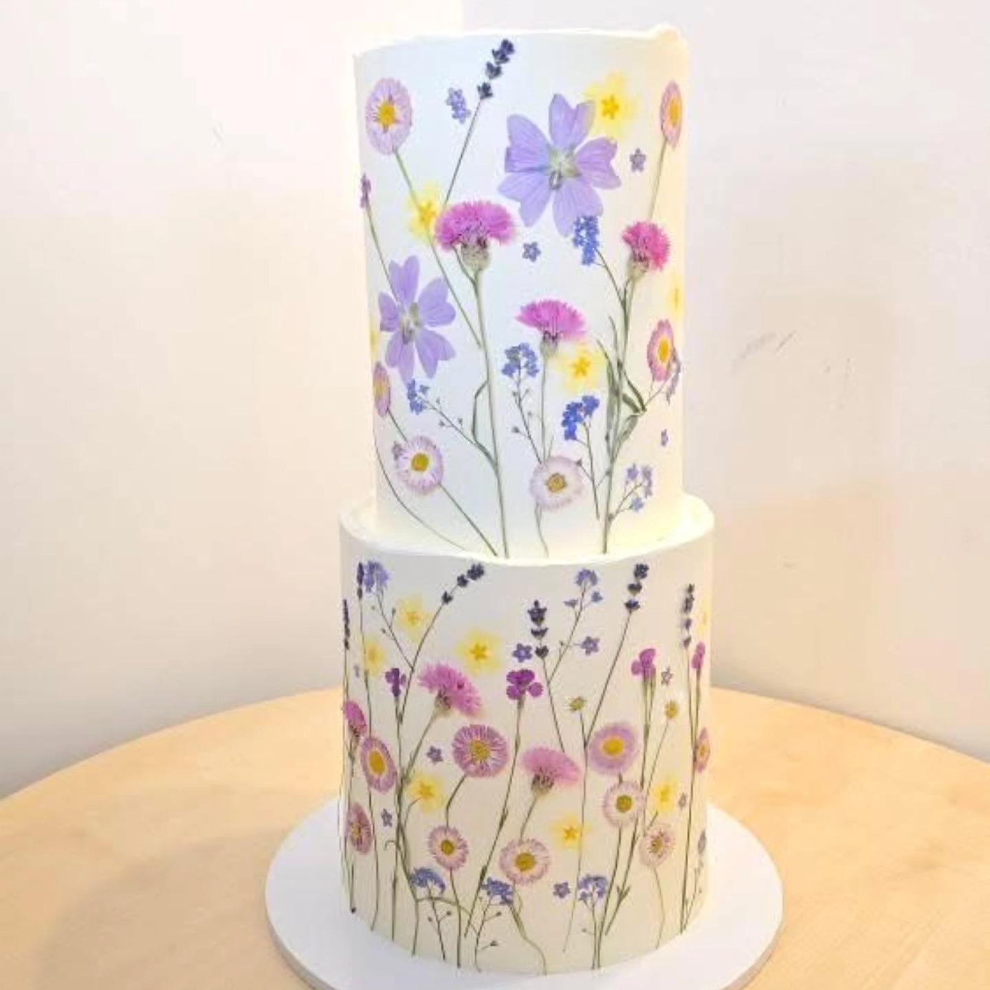 🌸A summer meadow in full bloom🌸
Delicate lilac Mallow, whimsical Lavender and perfectly pink Cornflowers - bring a fresh summer feel to this gorgeous cake.
Expertly crafted by @tlcakery - this beauty was made to turn heads!
#summervibes
#pressedflowers
#pressedflowercake
#wildflowercake
#summerwedding
#summerweddingcake
#bakinglove