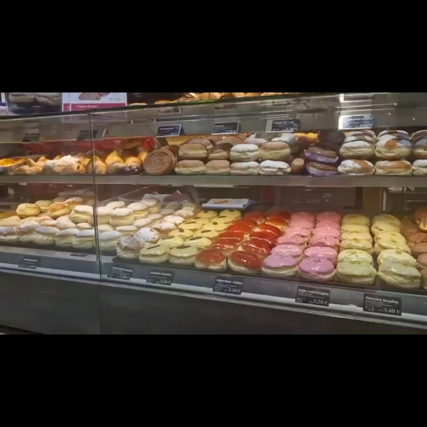 🎉🍩 Krapfen, Krapfen, Krapfen bei BERGMEISTER! 🍩🎉
Die besten Krapfen der Stadt warten auf dich! Von klassisch bis verrückt – für jeden Geschmack ist was dabei! 😋✨
Also komm vorbei, schnapp dir einen Krapfen (oder zwei… oder drei…😉) und genieß die Faschingszeit in vollen Zügen! 🥳
Helau und einen schönen Fasching wünscht dir
dein BERGMEISTER Team 🎉😍
#bäckereibergmeister #bergmeister #leckerschmecker #handwerk #handwerkskunst #krapfen #krapfenliebe #krapfenzeit #fasching2026 #bäckerei #genuss #rosenheim #kolbermoor #stephanskirchen #schlossberg #wasserburgaminn #wasserburg #neubeuern #badfeilnbach #feilnbach #rohrdorf #thansau