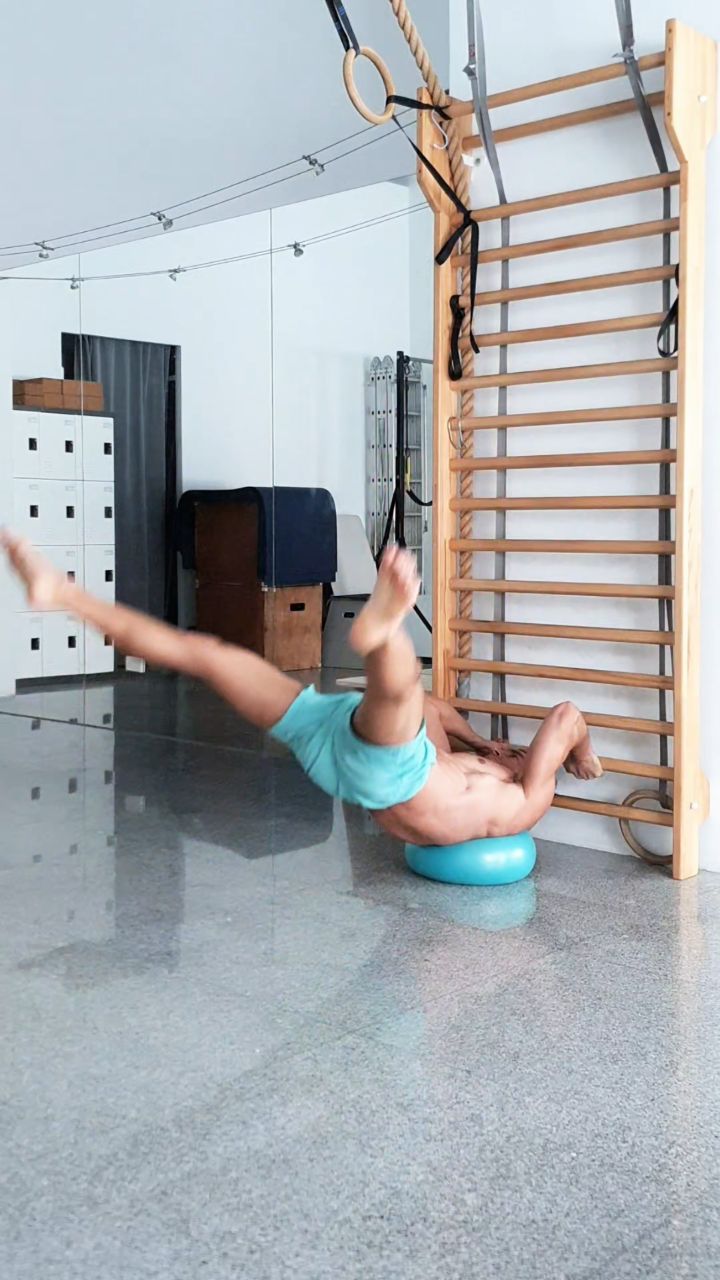 Dragon Fly Training using Yoga Ball
FitBall: www.fitprogress.com/shop/fitball
High-quality 30 cm PVC yoga ball, perfect for core strength and handstand skills. This versatile product offers great usability for various creative exercises and poses. Enhance your yoga practice with this reliable and multi-functional yoga ball.
FitProgress Studio Coaching @HandstandTrack Balance Support System.