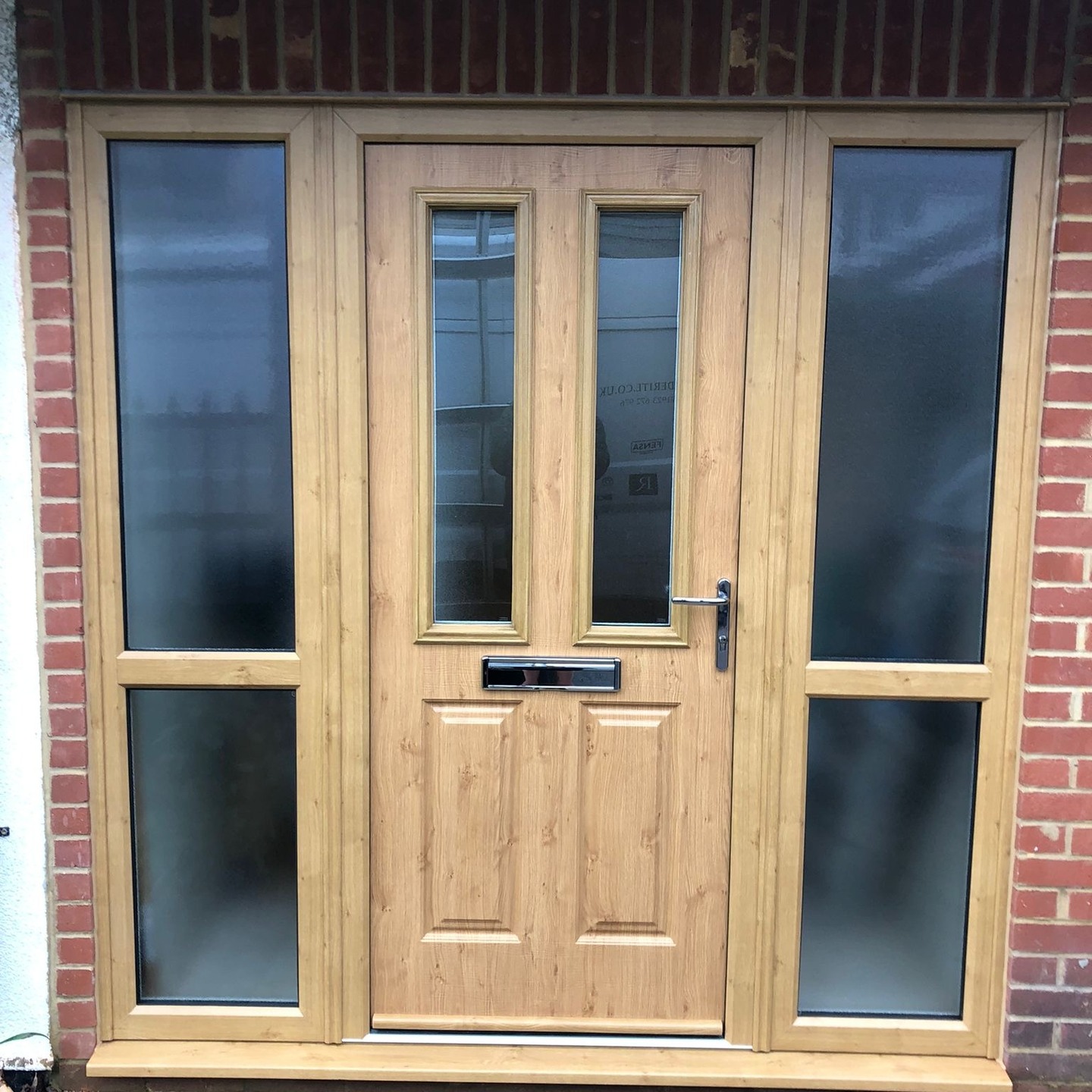 Irish Oak Composite Door with Sidelight
@endurancedoors
.
.
.
.
.
#WatfordBusiness
#WindowsAndDoors
#DoubleGlazing
#HomeImprovement
#compositedoors