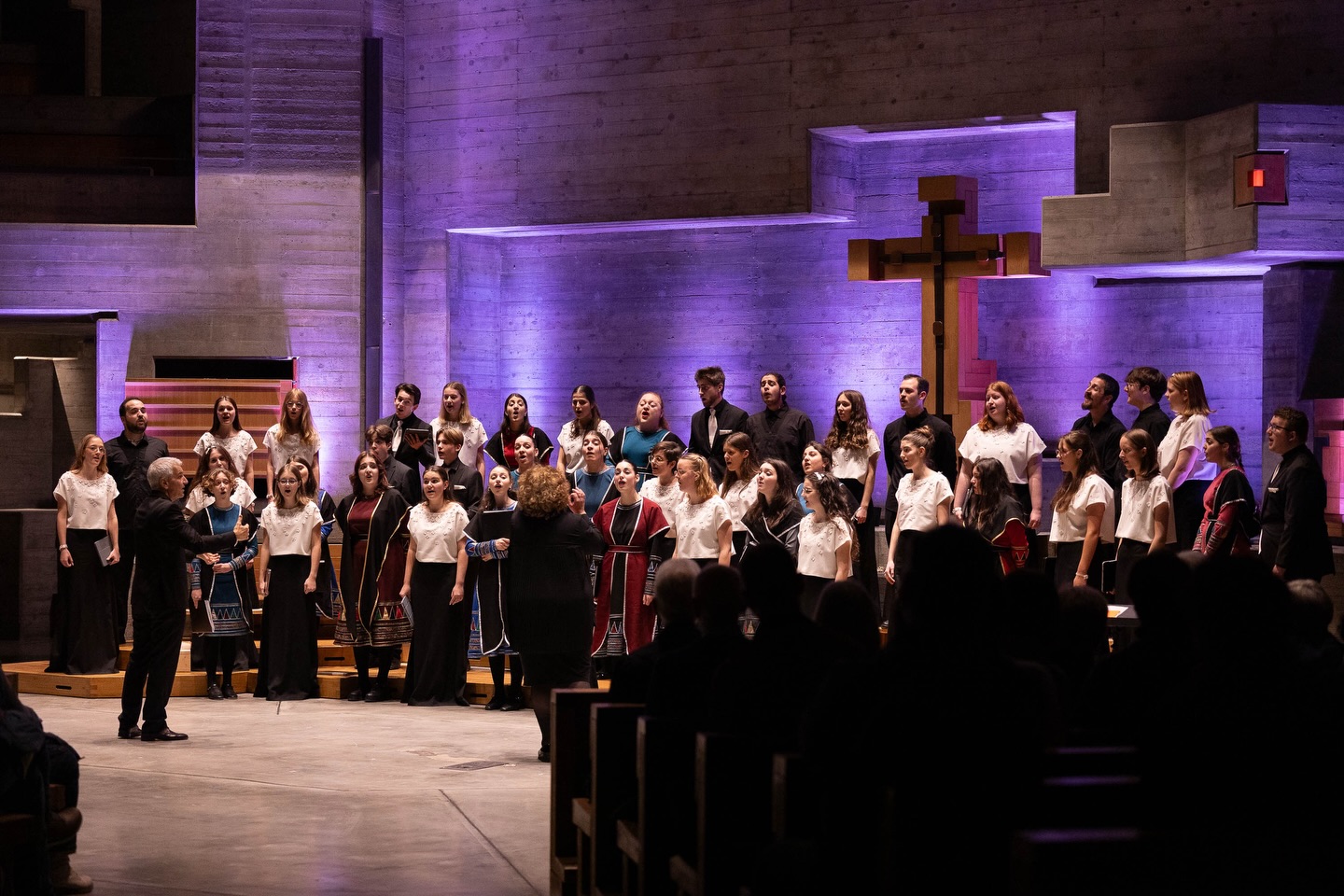 Letztes Wochenende durften wir den Chor @tutarchelayouthchoir aus Georgien bei uns in der Schweiz willkommen heissen. 🇬🇪🇨🇭
Es war ein unglaublich bewegender und aussergewöhnlicher Moment, gemeinsam zu singen und uns gegenseitig zu inspirieren🎶🤍
Danke für diese besondere Begegnung!
#choir #youthchoir #choirs #incantanti