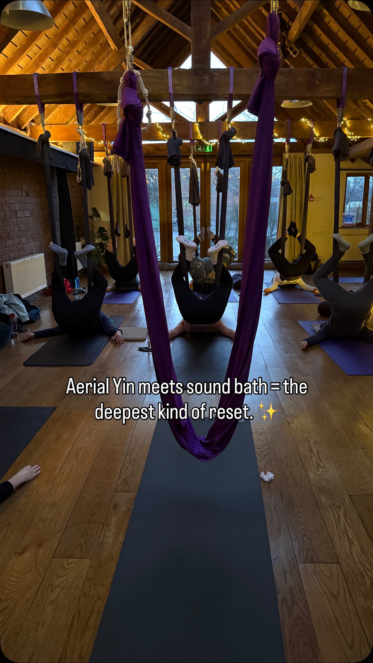 Drifted. Suspended. Completely exhaled🌙
Slow stretches, gentle sways and sound waves carrying you somewhere softer.
Aerial Yin meets sound bath = the deepest kind of reset. ✨
Join us on the 1st March for the next one at the gorgeous @thefoldbransford
#aerialyoga #floatingsoundbath #totalbliss #relaxation #flofitness