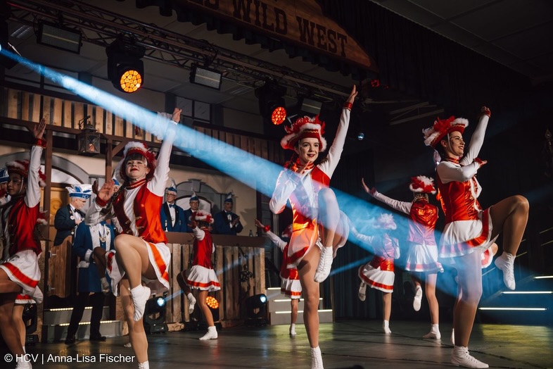 🎉 Es geht endlich los! 🎉
Morgen startet unsere erste Veranstaltung der neuen Karnevalssaison 🥳
Gestern hieß es schon: 🎤 Generalprobe für unsere Wortbeiträge
Heute sind unsere Tänzerinnen und Tänzer an der Reihe 💃🕺 – letzte Handgriffe, letzte Schritte, volle Vorfreude!
Wir freuen uns riesig auf die bevorstehende Saison und ganz besonders auf euch, ❤️🎊
👉 Wen dürfen wir dieses Jahr bei uns begrüßen? Schreibt’s uns in die Kommentare!
Darauf ein dreifach donnerndes HIG HIG HELAU🎈🎭
#highighelau #karneval #fasching #fünftejahreszeit🎉