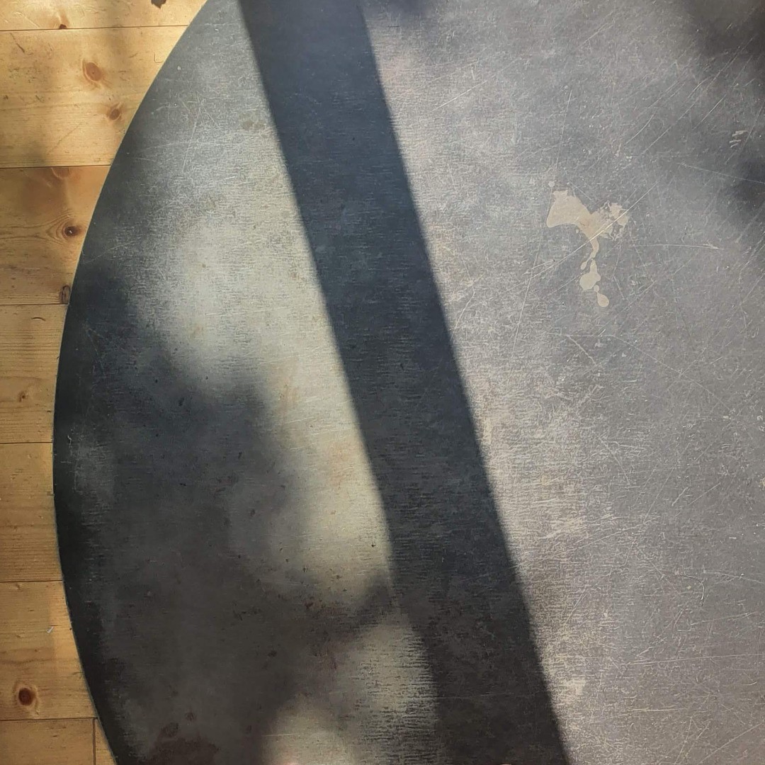 Diese Patina hat unser Funkenschutz vor dem Hobbitofen inzwischen entwickelt.
#tinyescapehamburg #tinyescape #escapehamburg #naturerlebnis #reisenindeutschland #travelgermany #weroamgermany #minimalism #rückzug #zufluchtsort #trip #weekendtrip #tinyhouserentals #tinyhouserental #tinyhousebuild #tinyhouseairbnb #airbnbhomes #airbnbcabin #tinycabin #cabinstay #cabinrentals #glampinghub #tinyhouseonwheels #adventurehomes #sternenhimmel #loftbed #himmelbett #sleepoutside #adventure