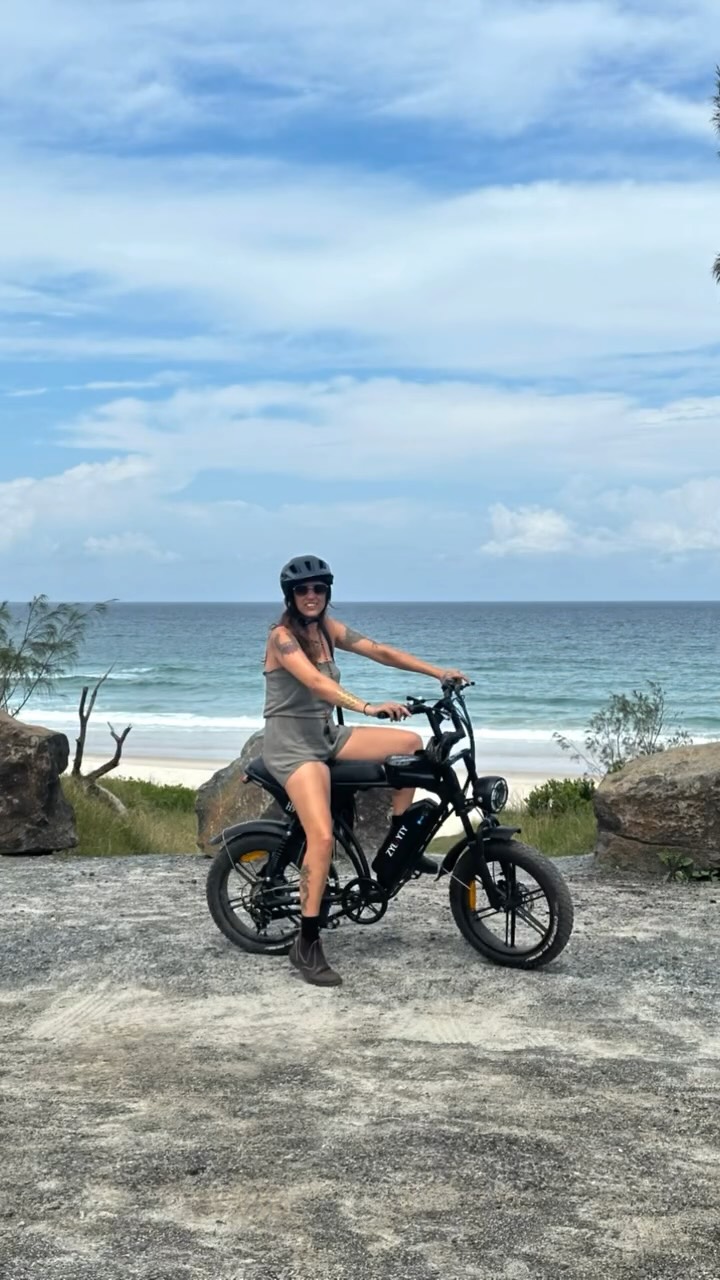 Happy Kissmass from our fav lil’ beach 🏝️and surrounding headlands. Big 💓 from Ziggi (my ‘sun’) and Kali-ma xx Shanti shanti .. full power x