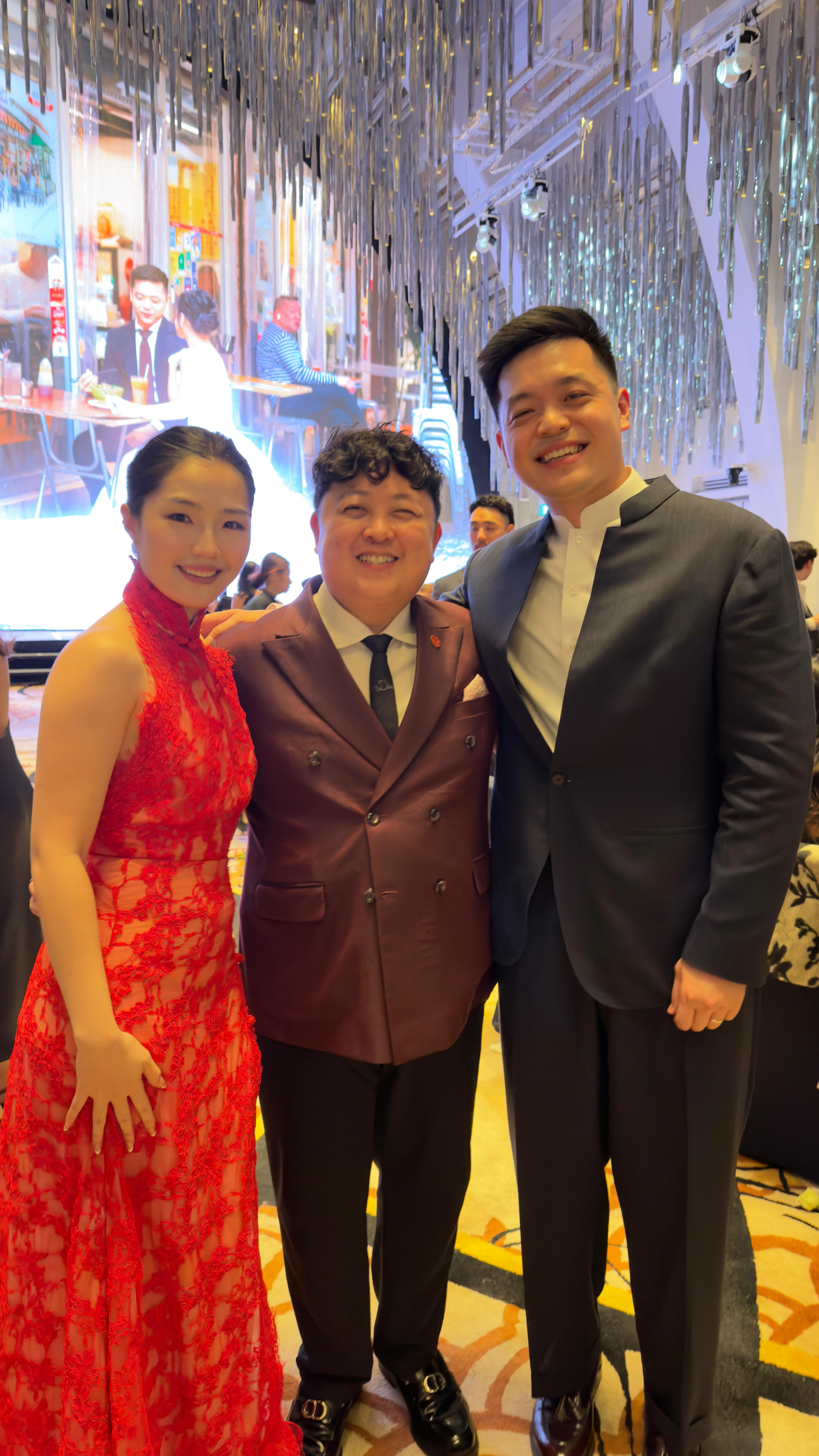 Dancing Queen by ABBA -> This is how you can amp up your 2nd wedding march-in, together with your bridal party 💃 🪩 🕺