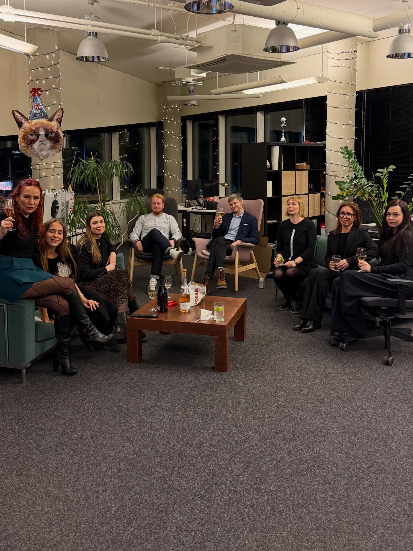 ❄️ Jaanuar ❄️
▪️Pidu sai! 💃🕺Delfi Meedia uusaastapidu sai eelsoojenduse kontoris ja jätkus juba kruiisiterminalis Maarja ja Smilersi saatel. Aitäh, @delfimeedia, oli muhe.
▪️Jõulude jäljed said kärmelt pühitud🫡 Põikpäisemad märgid oli vaja tolmuimejaga kõrvaldada, Kaarel oli sobiv vastane.
▪️Kontoris kohtas palju toredaid kliente, kes tuli koolitusele, kes kohtumisele. Alati tore näha!
▪️Käisime ka ise külas nii klientidel kui koostööpartneritel. @jcdecauxestonia, merci beaucoup.
▪️Jaanuaris näitas päike ☀️ end harukordselt palju. Vahepeal lausa pimestavalt eredalt.
▪️Igipõline kontori inimtüüpide lahknevus - kellel on palav, kellel on külm. 🥶 Maarja ei kurda, võtab kotist kindad ja töö läheb edasi. Eesti kliima temaga ei klapi, põgenes üldse teisele poole maakera. Tsau, @maaarjar! 👋
▪️Kuigi piltide järgi sel korral aru ei saaks, siis kontoris on jätkuvalt maailma armsad koerad 🐕🦮 rõõmu toomas. Nii ka Pablo, kes patsutusi armastab ja Caspi, kes koosolekul laua taga esindatud.
▪️Kertu otsustas aasta võrra kogenenumaks saada 🎉
▪️Jätkuvalt jagame teadmisi ja kogemusi ka tiimisiseselt.
▪️Oleme juba mõnda aega vastlavaibis ja testime erinevaid vastlakukleid 😏
▪️Saia üledoosi aitab tasakaalustada (või noh, magusadoosi võimendada) korralik lonks limpat🍾.
▪️Oli mõnusalt tegus jaanuar. Palju tööd, palju nalja… jätkame samas vaimus.