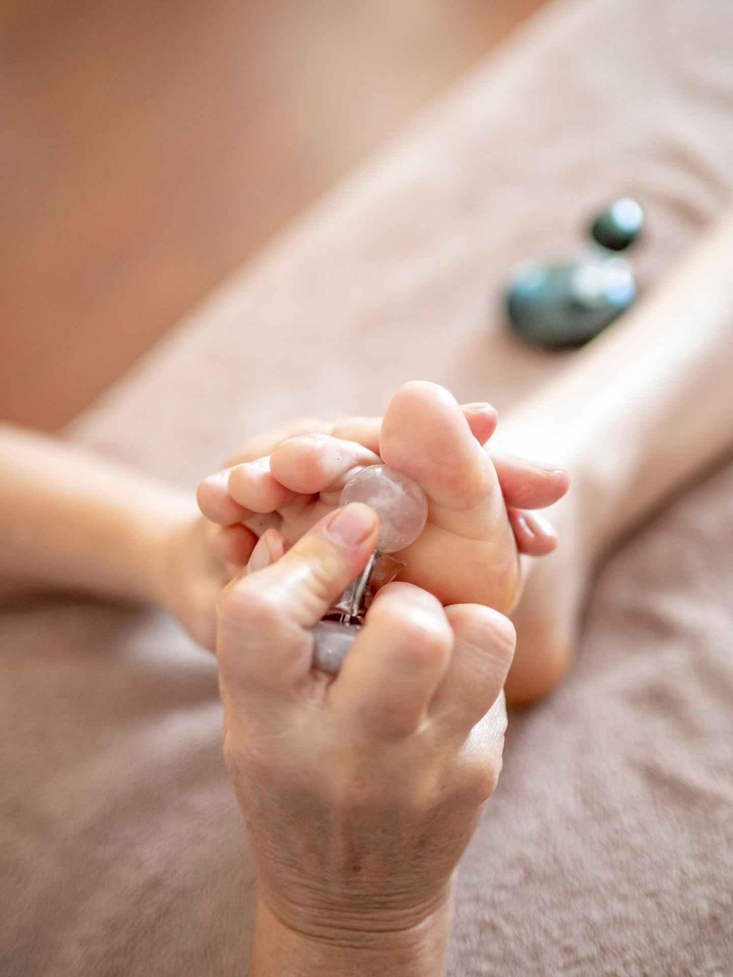 Le Massage Voyage Minéral by @nadine_stark_chognon combine la puissance du toucher à celle des pierres. Chaque galet diffuse sa propre vibration, aidant votre corps à se relâcher, à se réaligner et à retrouver son équilibre naturel.
Ce soin agit à la fois sur les plans physiques et énergétiques créant une détente profonde, une clarté intérieure et un apaisement global
✨ Quand la vibration s’harmonise, le corps suit
Infos et formations : www.elizabethcontal.com