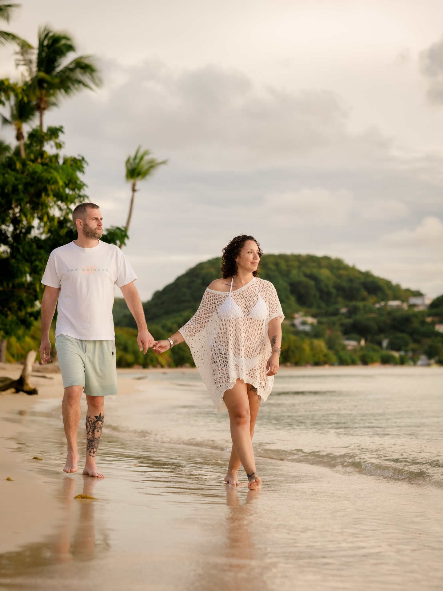 Je photographie ces instants-là.
Ceux qui ne se rejouent pas.
Ceux qui parlent doucement, mais longtemps.
Des images comme des respirations.
Intimes.
Intemporelles.
Un souvenir pensé pour traverser le temps.
Merci L + J de m’avoir fait confiance. 🤍
📩 Envie de photos qui vous ressemblent ?
Écris-moi en message privé et racontons ensemble votre histoire.
#photographe #martinique #photographecouple #seancecouple #photographielifestyle