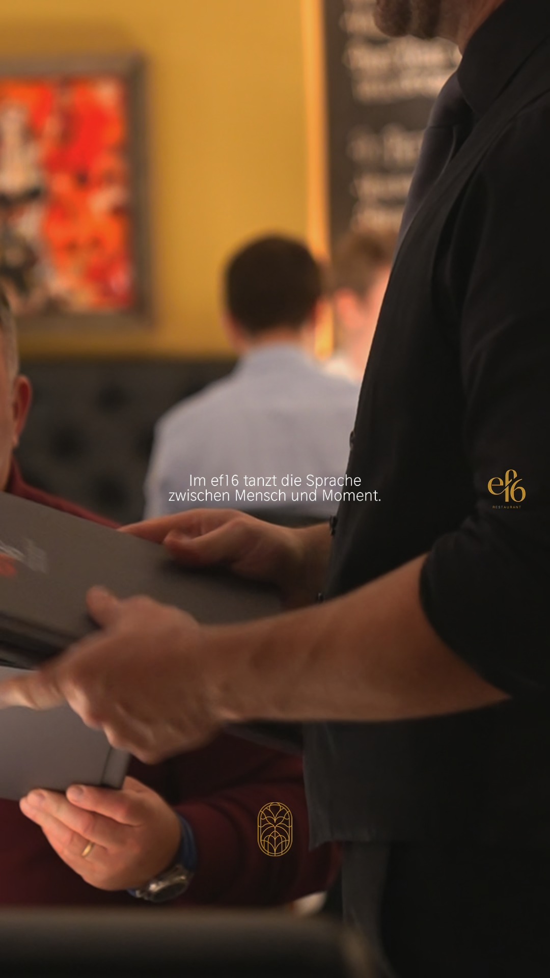 Manchmal sagt ein Blick mehr als ein Satz, eine Bewegung mehr als jedes Wort.
Zwischen Gesten, Pausen und kleinen Reaktionen entsteht eine Sprache, die nicht gesprochen wird – sie tanzt irgendwo zwischen Mensch und Moment.
Genau dort fühlt sich ef16 zuhause an.
#ViennaFoodie #weinbar #restaurantvienna #gartenlokal #EF16Vienna #ViennaEats #Leidenschaft #viennafoodie